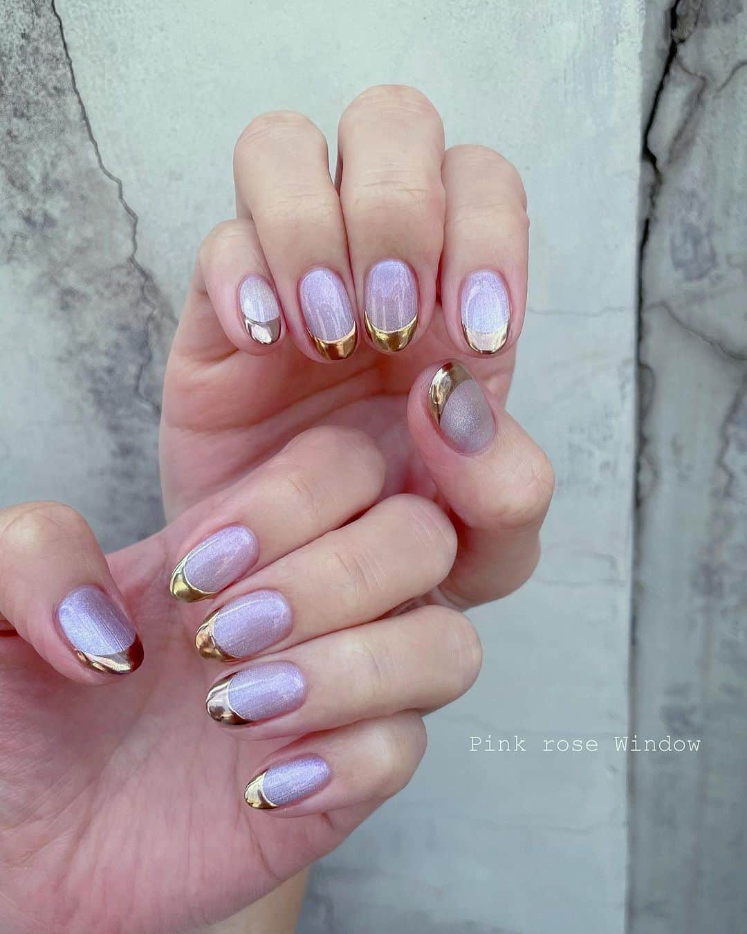 KAI32のインスタグラム：「. Metallic french🪞 . ベースカラー、メタリックパウダー共に @toysbyinity を使用。 カラーはオリオンマグ01、 パウダーは @fanfan_colorsnail プロデュースのスモーキーシャドーパレットを全色使ってメタリックフレンチに❤︎ 色合いが絶妙でパウダーの付きもいいから めちゃオススメだよ！✔️ . . #pinkrosewindow #pink_rose_window」