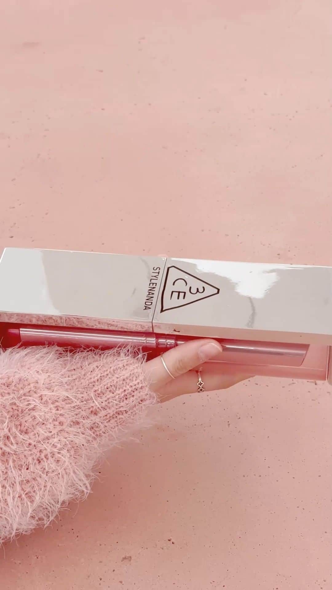 Official STYLENANDAのインスタグラム：「대왕 블러매트립스틱 등장?❤️‍🔥  #3CE #3CESTYLENANDA #3CE스타일난다 #3CEBLURMATTELIPSTICK #3CE블러매트립스틱 #3CELIP #3CELIPSTICK #BLURTHELINE」