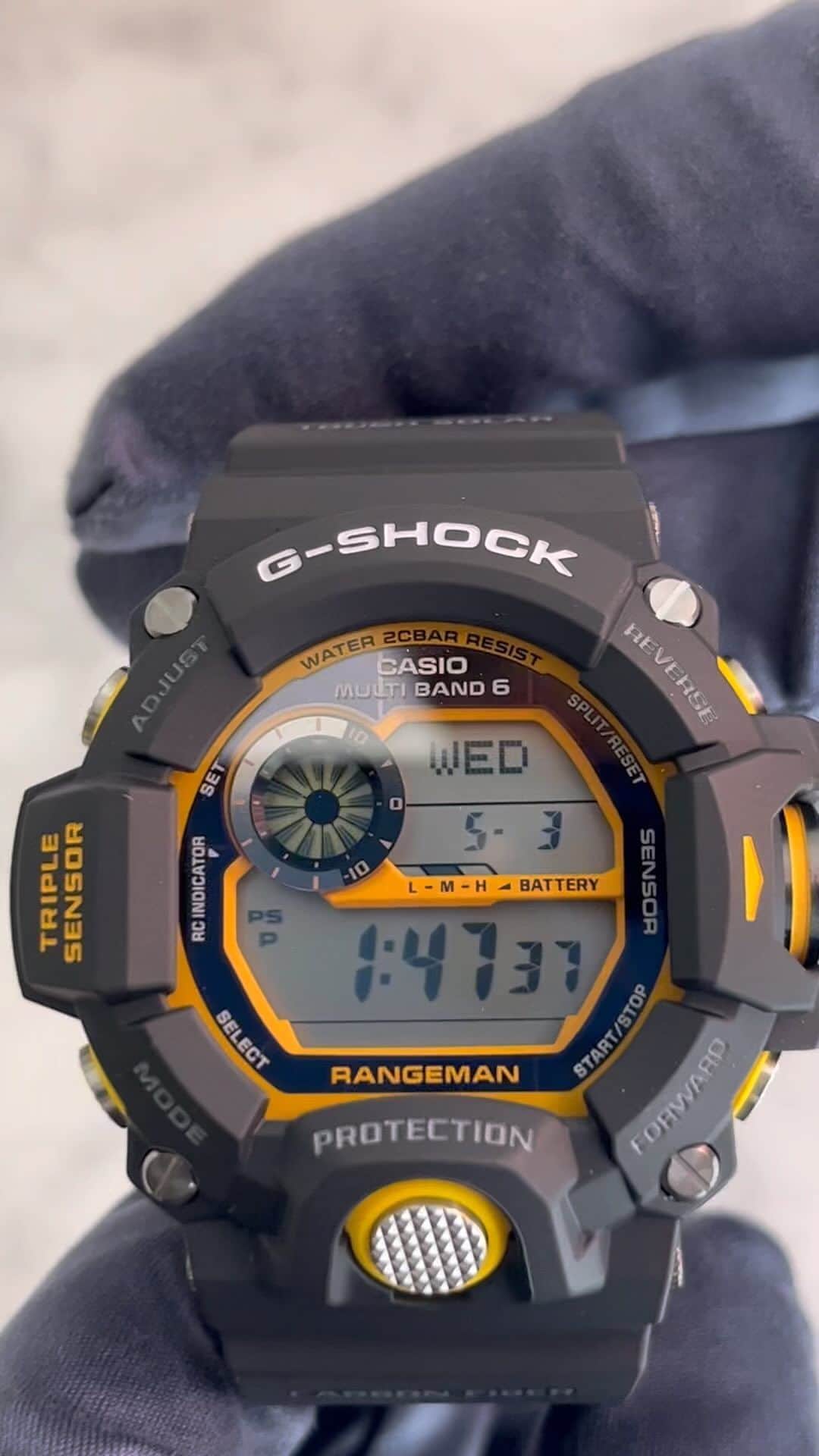 NAKANIWA WISPのインスタグラム：「MASTER OF G-LAND RANGEMAN GW-9400YJ-1JF ￥55,000-  G-SHOCK MASTER OF Gシリーズから、過酷な自然環境に対応するために作られたRANGEMAN,GW-9400YJ-1JF。 イエローを差し色にした力強いデザインが特徴。 高度・方位・気圧/温度のトリプルセンサーを搭載し、ボタン操作もスムーズな「ボタンガードシリンダー構造」を採用。 カーボンファイバーインサートバンドやメタルパーツを使用し、極限の環境下でも活動ができるような機能がたくさん備わっている。  常に過酷な状況下で働く自衛隊、警察官、消防員さんが一番着用しているG-SHOCKだけあってかなりタフな腕時計です！  ■お問合せ NAKANIWAWATCH 〒542-0081 大阪市中央区南船場4-10-3 TEL:06-6251-7573 Mail:info@nakaniwa.co.jp LINE ID: @910caqbg  #nakaniwa #nakaniwawatch #GSHOCK #ジーショック #Gショック #RANGEMAN #レンジマン #GW9400YJ1JF #GW9400#」