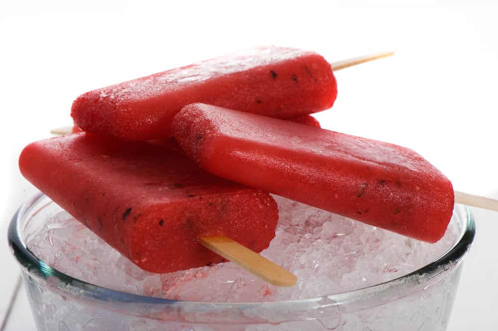 Archana's Kitchenのインスタグラム：「#KidsSummerRecipes   These Watermelon Ice Popsicles are delicious summertime treats for kids made with watermelons and lemon juice. They are easy to make and taste delicious too! Do try it out today!  Ingredients 1 Watermelon, cubed (remove seeds) 3 tablespoons Sugar 3 teaspoons Lemon juice  👉To prepare the Watermelon Popsicles, combine the watermelon cubes and sugar in a blender. 👉Blend together to a consistency of a thick juice and ensure there are no lumps. Sieve the liquid mixture if required. Add the lemon juice and stir to combine. 👉Pour the watermelon juice into the popsicle molds and freeze until firm. Once frozen, to unmold the ice popsicles, dip the mold into the lukewarm water for a few seconds for easy release.  👉Enjoy the Watermelon Popsicles for hot summers and the kids are sure to enjoy these as treats after their play.  Find 1000+ such recipes on our app "Archana's Kitchen" or website www.archanaskitchen.com . . . . . #recipes #summer #summerrecipes #popsicles #watermelon #watermelonrecipes #icecream #icecreamlove」