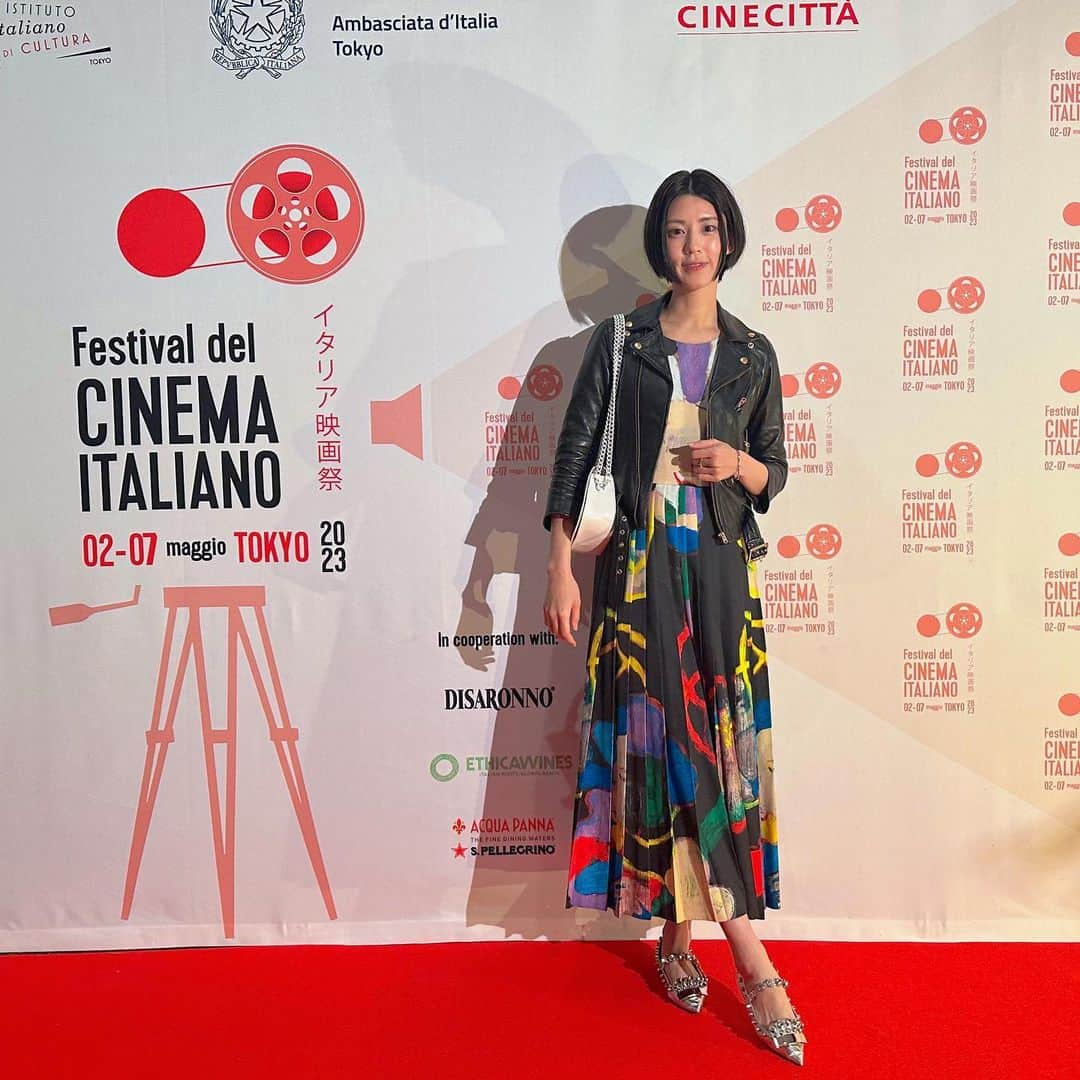 渡辺早織のインスタグラム：「🇮🇹📽 イタリア映画祭2023  東京では本日5/2〜5/7まで 有楽町朝日ホールにて行われます。 私が観た”La stranezza” È stato molto italiano 😁 面白いだけでなく、 イタリアの映画史、演劇史にも触れることができる 大変学びの多い作品でした😊  役者である限り、 常に謙虚に研究熱心に 作品と向き合いたいと そんなことを思いました😌  どうかイタリアと日本の映画界が より発展していきますように🤞🏻  イタリア映画大好き❤️💚  È stata una bella serata. Ieri sera sono andata all’ambasciata italiana e abbiamo parlato del cinema italiano. Mi interessa il rapporto tra teatro e cinema.  Spero che questo festival sia l’opportunità per molte persone di conoscere il cinema italiano❤️ Buon film e buone vacanze🧳💕  良いゴールデンウィークを❤️  ciao 😆」