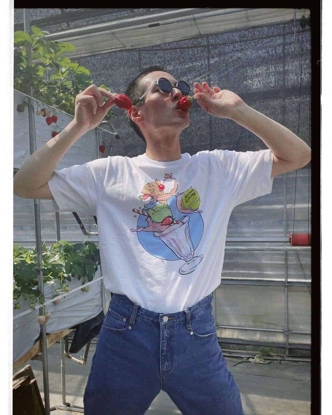 岩崎拓馬のインスタグラム：「🍓🍓🍓🍓 . . 結構なタイムラグだけど ストロベリーハンターしてきた🍓💗  KITSUNEの いちごパフェTEEきて ピンクコンバースはいて テンションもあげあげだたよ🍨🍓💗 . . #ストロベリーハンター #いちご狩り #happytime」