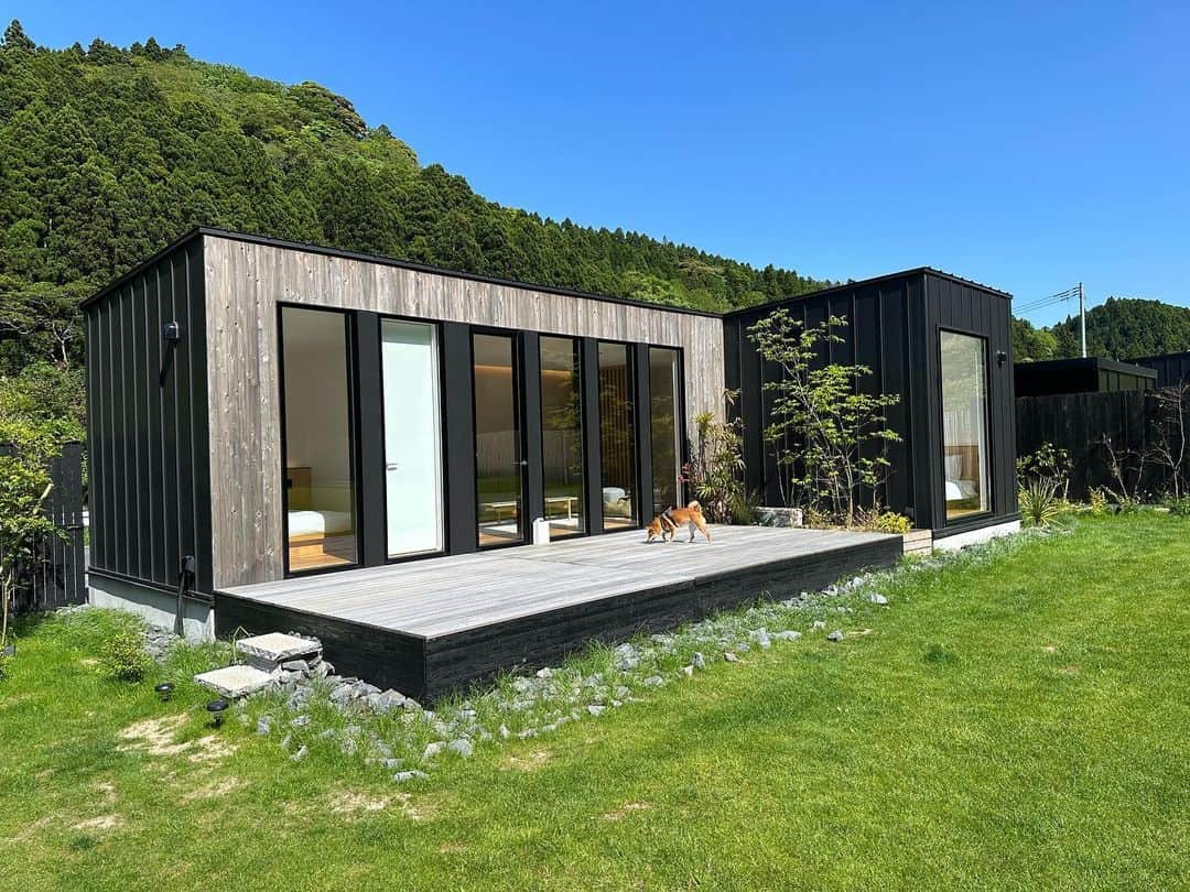 杉原勇武のインスタグラム：「千葉の山の奥にあるグランピング施設。 部屋にはTVもなく、 携帯も圏外、 静かで鳥のさえずりが聞こえて、庭が1000㎡もありとても気持ちの良い場所です。」