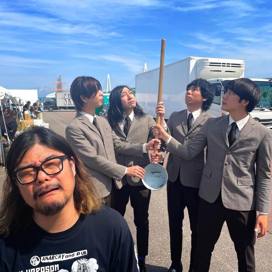 マキシマム ザ ホルモンのインスタグラム：「今日は富山県で開催される『ONE FES 2023』に出演。ホルモン初出演となるこのフェスで……  きときと(※)なロックンロールを鳴らす  【THE BAWDIES】によく似た  棒をただただジーッと見つめるだけの  【THE BAWGIES】(ザ･ボウジーズ)  という集まりの皆さんに会いました。  byダイスケはん  ※きときと=富山弁で"新鮮な""活き活きした"っていう意味  #マキシマムザホルモン #THEBAWDIES #ONEFES」