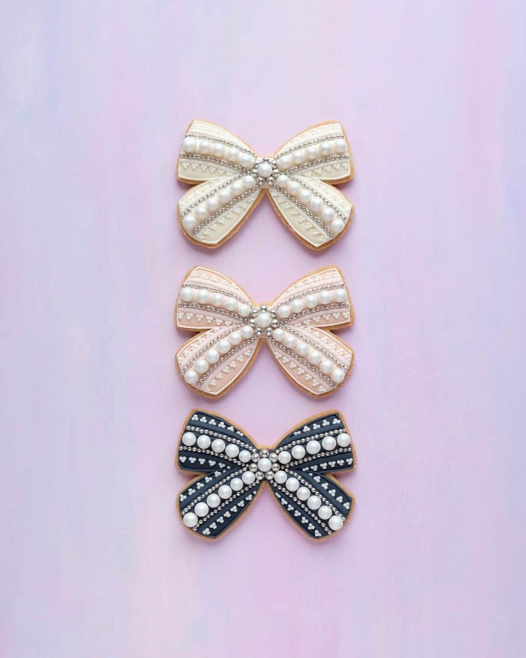 KUNIKAのインスタグラム：「Pearl ribbon biscuit sisters 🤍🩷🖤  #artofkunika」