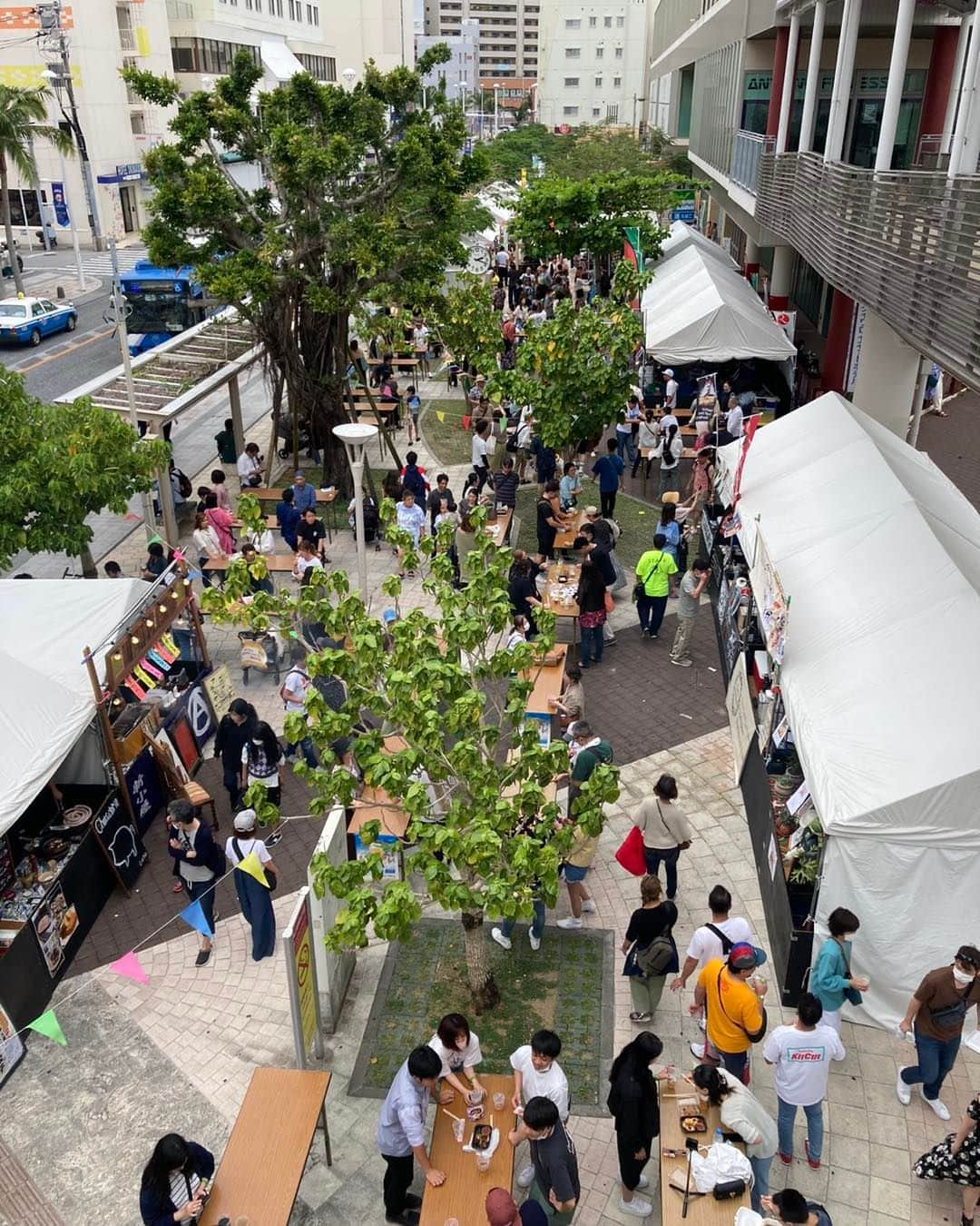 Haisai Chample Beer Festivalさんのインスタグラム写真 - (Haisai Chample Beer FestivalInstagram)「ハイサイビアフェスティバル2023春 . 天気にもめぐまれ開始時間12時から多くの方にご来場いただいております👨‍👩‍👧‍👦  リユースカップは牧志駅側端のカップ販売所にて販売(300円)しております。  ビールを飲んだらカップをゆすぎ場でゆすぎ、つぎのビールを購入ください。  カップは捨てずにお持ち帰り頂き、ぜひご自宅でもご使用ください💁🏻‍♀️ . ハイサイビアフェスティバル2023春 5月3日（水・祝） 12～20時 5月4日（木・祝） 12～20時 さいおんスクエア 那覇市安里2-1-1 (沖縄都市モノレール 牧志駅直結)」5月3日 14時50分 - haisai_beerfes