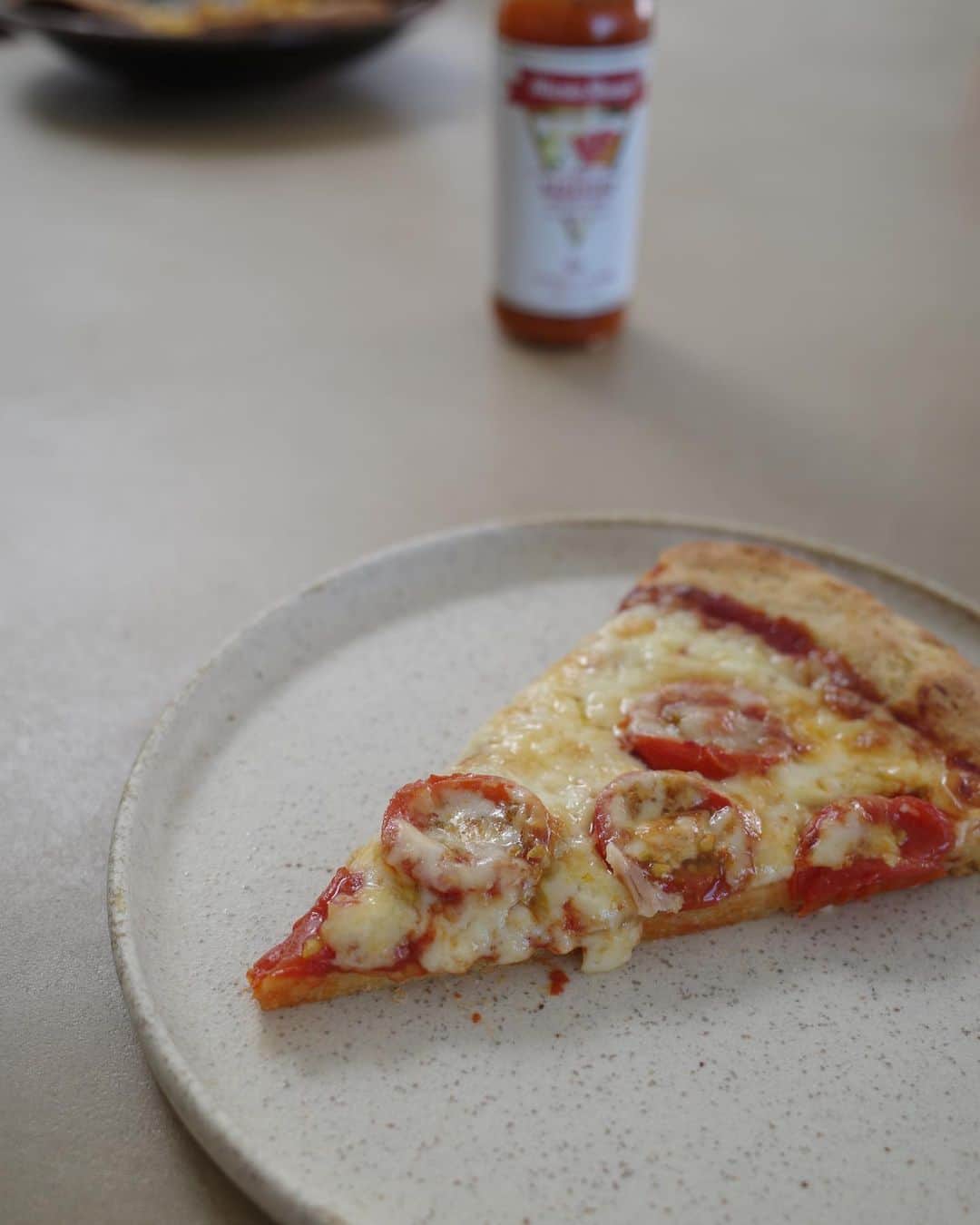 青谷優衣のインスタグラム：「グルテンフリー生活中でもピザが食べられる幸せ🍕✨  最近ハマっている#ボブズレッドミル のピザ生地ミックス  全粒玄米粉などから作られているのですが、まるで小麦を使っているかのような香りと満足感のあるふっくら&カリッとした生地。  グルテンフリーの商品は色々試していますが、これは本当に美味しくてオススメ！  娘もツナとコーンのピザを喜んで食べました🧡  #我が家のgw」