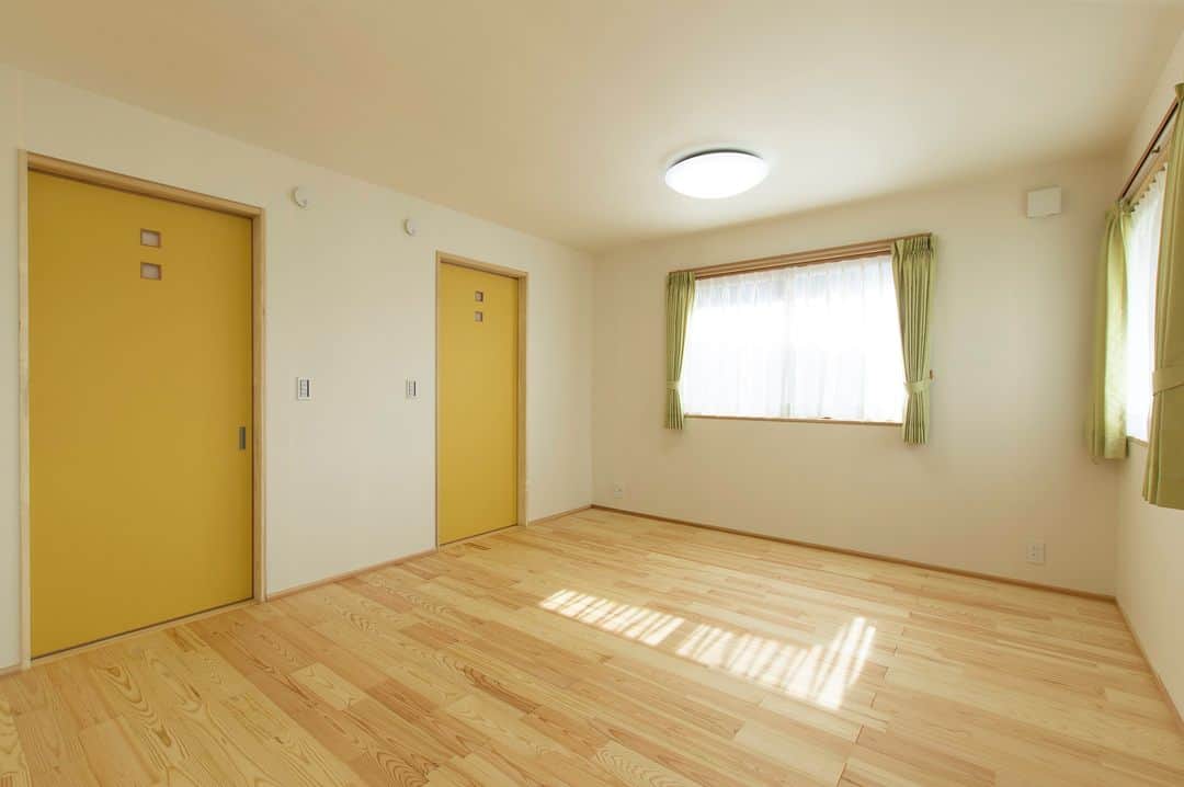 ミヤワキホームさんのインスタグラム写真 - (ミヤワキホームInstagram)「こちらの子供部屋は、将来2つの部屋に区切ることが出来る大きな部屋になっています。  環境の変化に合わせて間取りを変えることが可能です。  建具に黄色の和紙を貼ることで、可愛い感じに仕上がりました。  －－－－－－－－－－－－－－－－－－－－－－－ 他の施工事例はこちらから ➭➭➭ @miyawakihome #家づくり に役立つ情報を定期的に更新中 －－－－－－－－－－－－－－－－－－－－－－－ #子供部屋 #子ども部屋 #子ども部屋作り #仕切れる部屋 #間仕切り #2ドア1ルーム #キッズルーム #引き戸 #和紙壁紙 #家づくりアイディア #失敗しない家づくり #後悔しない家づくり #住まい #間取りの工夫 #自然素材の家 #無垢 #無垢材 #新築 #マイホーム #工務店がつくる家 #リフォーム #リノベーション #高岡工務店 #富山注文住宅 #高岡注文住宅 #高岡市 #木の家 #ミヤワキ建設 #ミヤワキホーム」5月3日 15時00分 - miyawakihome