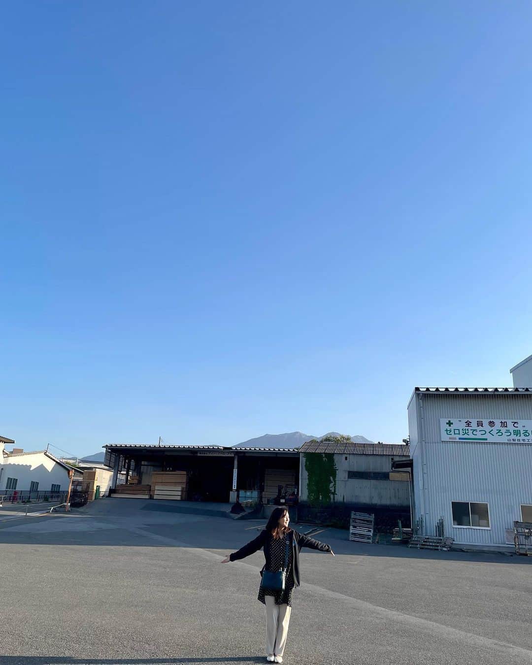 島田奈央子のインスタグラム：「そして、会場はこの場所で！めちゃくちゃ気持ちいい‼️当日、ここにステージ、キッチンカーなどが並びます！  詳細☟  《 5/27(土)開催！今年もやります！山梨県北杜市マジックアワー･ジャズコンサート、DJ出演します》  開催から4年目！毎年恒例の八ヶ岳の麓で行う野外コンサート。今年は5/27に決定しています！現在、チケット販売中。    初夏のような心地良い季節でのコンサート。是非お越しください。今年はキッチンカーも！ お待ちしております。  私のHPでも特設ページを作りました。これまでの写真や昨年の動画も掲載しています！ https://www.naoko-shimada.net/about-1  ▼▼▼ 5月27日(土) MAGIC HOUR Jazz Concert in 北杜 2023 ～平井景スペシャル～ At 山梨・北杜市・山梨住宅工業（ミサワホーム）敷地内特設ステージ  開場＆DJタイム 15:00～ / ライブ開演 16:00～（～18:00頃 終演予定） 入場料金：前売券 ¥3,000 / 当日 ¥4,000 ※入場順の自由席 ※屋根付き特設ステージにつき、多少の雨なら決行  ▼▼▼ 出演者（予定）： 平井景(Drums, Compose)、 山崎千裕(Trumpet)、 伊澤陽一(Steel Pan)、 Hank西山(Guitar)、 田中晋吾(Bass) DJ（開演前＆休憩中）：島田奈央子  前売りチケット： [ネット購入] → Bright Sun's Record公式サイトへ https://www.brightsunsrecord.com/ [直接購入] 会場（山梨住宅工業（ミサワホーム））窓口にて販売 https://330yamanashi.jp/  ▼▼  （紹介文/）平井景HP抜粋） 初夏の夕暮れを感動で染める！ 「マジックアワー・ジャズコンサート」が、今年もやって来ます。新鮮な空気をおもいっきり吸って、スカッと気分もリフレッシュ！広々とした工場の敷地内に特設ステージを組んで、屋外ライブを開催します。 開場時間になると、音楽ライター＆プロデューサー・島田奈央子のDJタイムがスタート。会場の雰囲気に合わせた音楽で、場を盛り上げていきます。 ドラマー＆作曲家の平井景が率いる、日本屈指のミュージシャン達が勢ぞろい！情景が浮かぶ、親しみやすいメロディ。ハッピーで、極上のサウンドをお楽しみください。  ◆キッチンカーによる飲食ブースや、サウナでのロウリュウ体験を同時開催！  後援：北杜市、北杜市教育委員会、山梨県中小企業家同友会 ・令和5年度 北杜市芸術文化スポーツ振興基金活用事業 会場： 山梨住宅工業（ミサワホーム） https://330yamanashi.jp/ 0551-32-3205 / 山梨県北杜市長坂町長坂上条2228-5 ※無料駐車場あり」