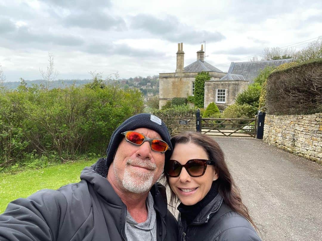 ビル・ゴールドバーグのインスタグラム：「Last 3 days have been BEYOND awesome…Finally broke away and spent much needed quality time with my unbelievable wife! ❤️ 🙏 #love #england #cotswolds #loveofmylife #heaven #vacation #uk #stroud #nailsworth @airbnb 🙏🤘🏻😏」