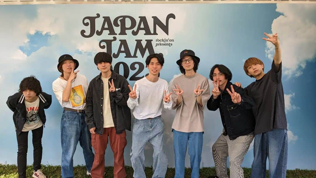 the shes goneさんのインスタグラム写真 - (the shes goneInstagram)「今日はメンバーで明後日出演する 「JAPAN JAM 2023」に遊びに来ました！  the summer's goneに出演してもらうハンブレッダーズさんのライブも観て写真もとってもらいました！  7/11 Zepp Nagoyaの the shes goneとハンブレッダーズのツーマンお楽しみに！ #theshesgone #ハンブレッダーズ」5月3日 15時07分 - the_shes_gone