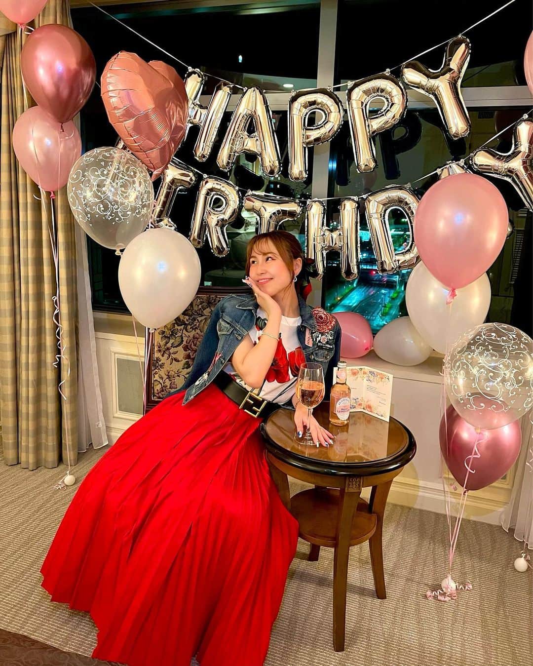カリスマゆきちゃんのインスタグラム：「. . 5月2日で30歳の誕生日を迎える事ができました🥳  皆様からの沢山のお祝いメッセージ、ありがとうございます💕  数百件近くのDMやLINEが来ていたのですごく嬉しかったです🥹🫶 周りに恵まれているなぁと改めて実感しました。  これからもよろしくお願い致します🥰🥰🥰  @hotelthemanhattan  @charisma.yukichan  __________________________ #Mybirthday #hotelthemanhattan  #ホテルザマンハッタン #誕生日サプライズ #アラサー #happybirthday」