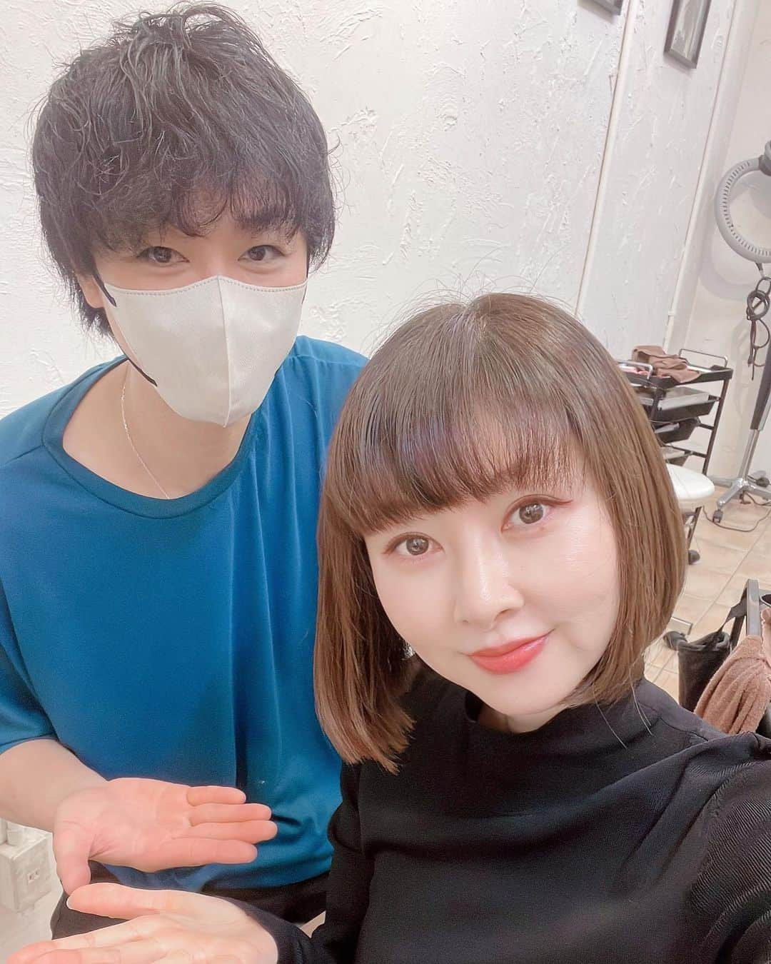 相沢礼子さんのインスタグラム写真 - (相沢礼子Instagram)「美容院@accomplish_salon　に行ってきました😆 ゴットハンドの　@accomplish_yu さん🥹いつもありがとうございます✨✨✨  今回は水素2倍入れていただきました😆✨✨  おかげさまでサラサラでつやつやで、ぷりぷりになりました^ ^ 花粉症で、髪の毛もなんだか調子が悪い感じでしたが、栄養を入れて頂き、自分の髪の毛じゃないみたいになって嬉しいです^ ^  シャンプーしたあと、トリートメントを忘れるくらい髪の毛サラサラです。 感動のトリートメントです^ ^ 同い年のゆーさん @accomplish_yu  いつも話がつきません😊✨  人幹細胞 と 水素 も配合された  WプラチナHASトリートメント 😊  （HASは、人幹細胞という意味だそうです🤗）  頭皮にも栄養が入るので、新しく生えてくる髪の毛にも良いそうです☺️🙌 育毛にもなりますね🥹🙏  カット、カラー、トリートメントで1時間半くらいです！  #ヒアルロン酸 も入って栄養満点^ ^  #アコンプリッシュ　の場所は恵比寿と代官山の間にあります^ ^  その方に合ったトリートメントの配合をして下さるので、本当有難いです🥹 しかも長続きしてくれるのがすごく気に入っています^ ^  @accomplish_yu   ゆーさんいつも本当にありがとうございます🥹 自分史上最高のサラツヤになりました🥹🎉感謝です🥹  #人幹細胞　#水素 #WプラチナHASトリートメント #髪質改善トリートメント#人幹細胞 #hasトリートメント #人幹細胞トリートメント #アールハス#髪質改変#髪質改善 #ヒト幹細胞#アコンプリッシュ #accomplish代官山 #美容院　#美容　 #水素トリートメント #アンチエイジングケア  #fashion #photooftheday  #happy #ボブ　#japan  #2023 #photography  #ootd #happy  #相沢礼子」5月3日 15時13分 - reikoaizawa828