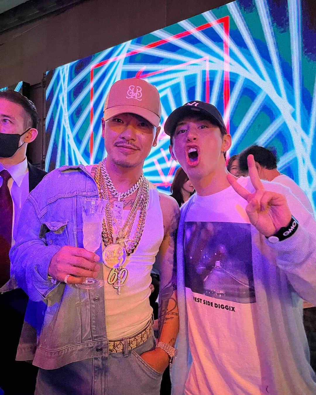 のインスタグラム：「- - with the Rockstar🎸  #Rockな漢 #Oneokrock #Taka #Respect」