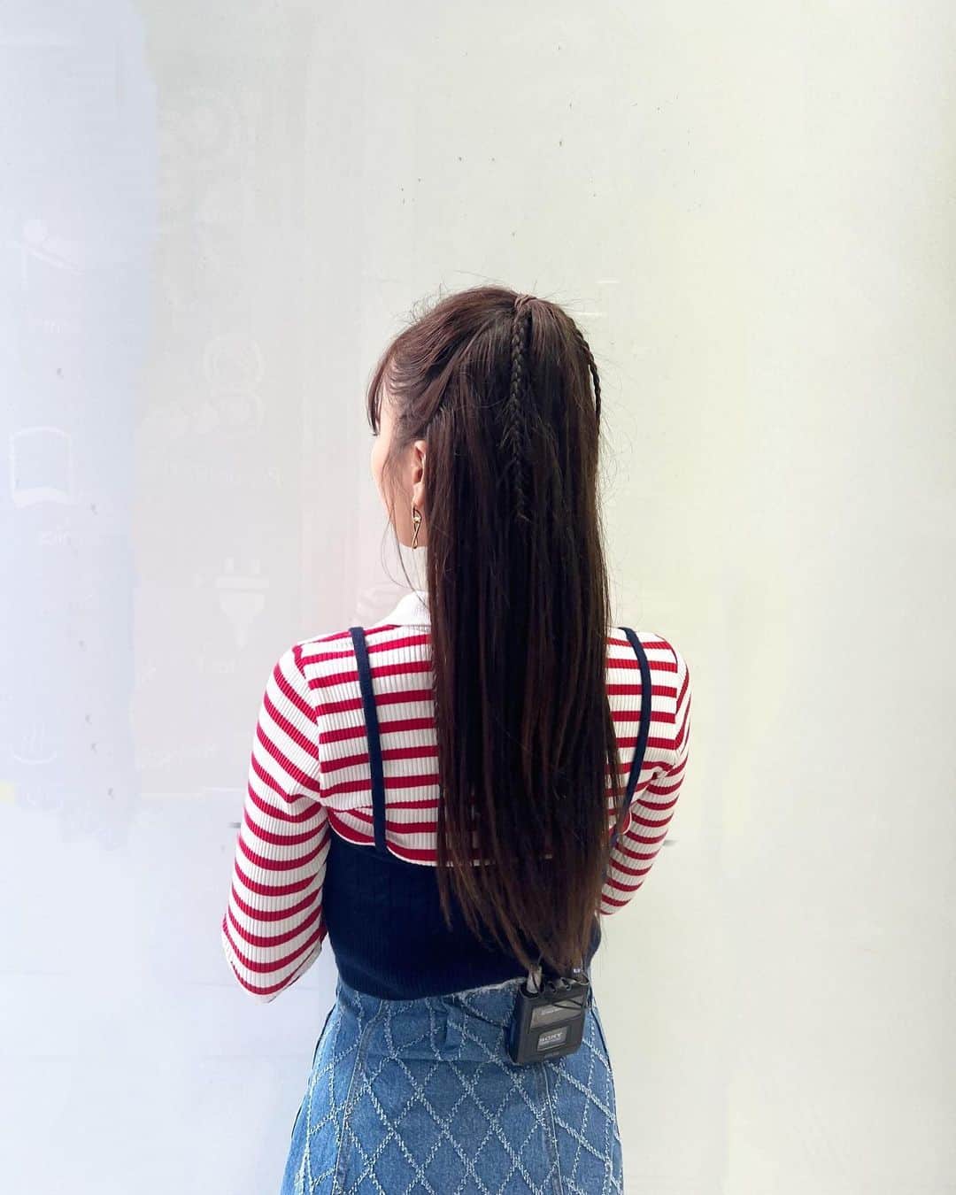 近藤千尋のインスタグラム：「髪伸びたなぁ〜💁‍♀️💗 よーく見たら三つ編みがたくさん☺️ 何本三つ編みあるか、 オンエア見ながら当ててね❣️笑  #SNSをかいくぐれ ジェシーさんと薄幸さんが 表参道デートをしている姿を モニタリングさせて頂きました💓🙏  芸能人のデート姿ドキドキしたなぁ☺️笑  明日、是非ご覧ください🫶🏻  吉村さんの顔、、笑笑😀  #フジテレビ #近藤千尋衣装  大渋滞で目的地到着🚗 ４時間運転したら 身体がバッキバキ。。笑💁‍♀️🩷  みなさんも素敵なGWを❣️😍  tops @poloralphlauren skirt @lecielbleu_official shoes @rosebud_official_」