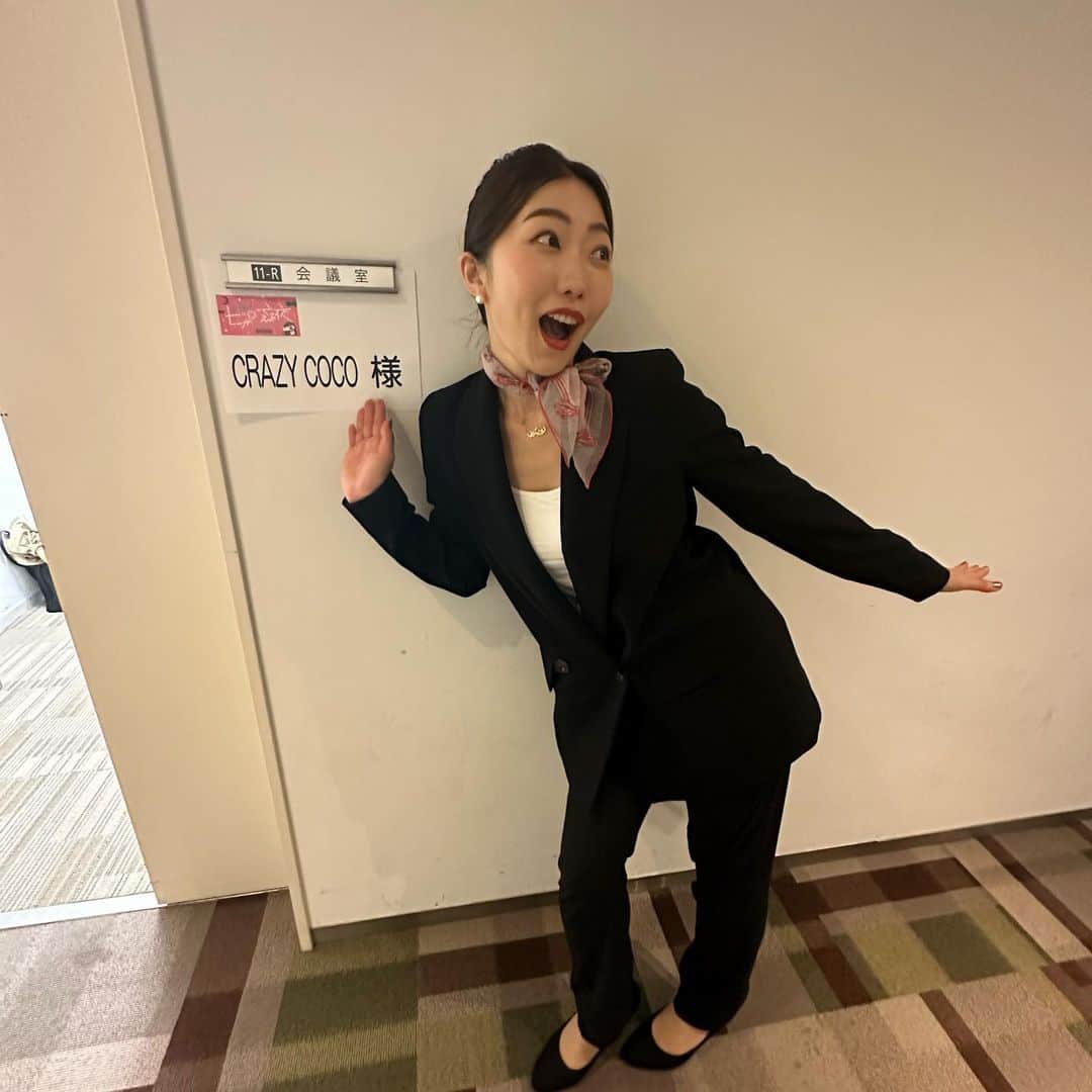 CRAZY COCOのインスタグラム：「Ladies and gentlemen , may I have your attention please 🙋‍♀️✈️ Ex cabin crew entertainer is here 🕺🏼  本日夜9時から放送の 🌙上田と女が吠える夜🌙 ✈️旅好き女子大集合SP✈️ に出演させて頂きます🥰  •サウナで全裸の男性上司と鉢合わせした話←は？笑 •元CAが教える旅先での危険回避術←役に立つのか？笑  etc …エピソード盛りだくさん🫶🌈  是非ご覧下さい🥰❤️ @hoeruyoru_ntv   #上田と女が吠える夜 #日テレ #共演させて頂いた大先輩方のエピソードで #腹筋バキバキなるぐらい笑った #どんな旅してんねん #皆さんゴールデンウィーク満喫して下さいね」