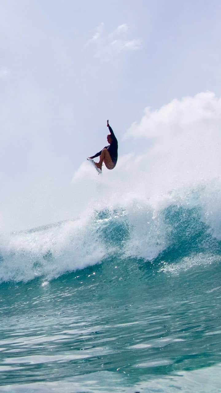 サリー・フィッツギボンズのインスタグラム：「Natural ocean highs 🌊💙」