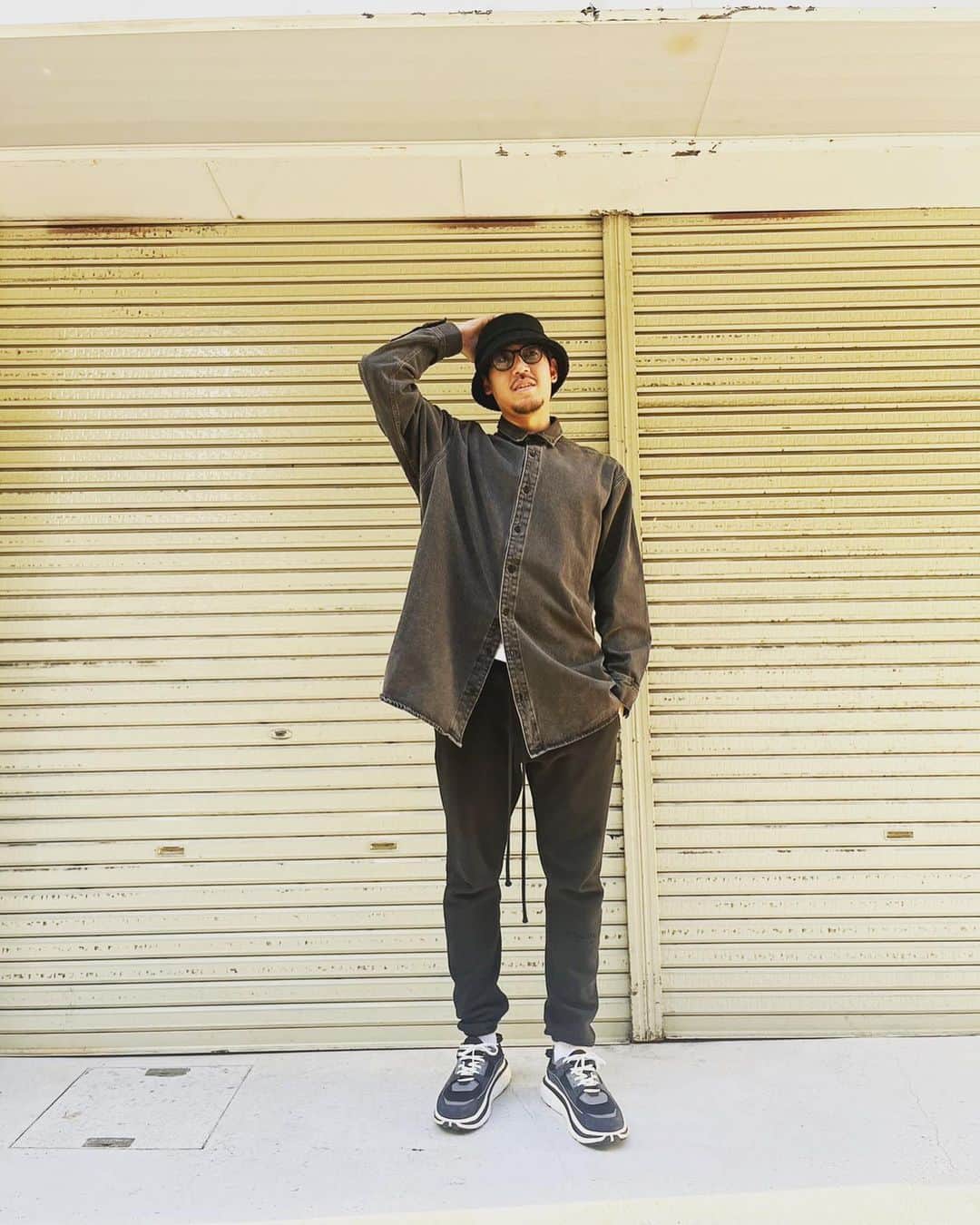 長谷川惠一のインスタグラム：「私服🤵🏻‍♂️  tops : @essentials  pants : @essentials  hat : @cootieproductions  shoes : @ugg   全身黒でございます🥷」