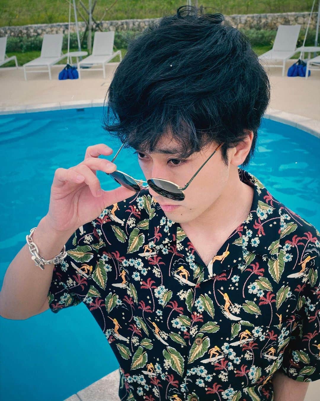 としみつのインスタグラム：「ミチシルベの撮影で沖縄へ行ったのは渋谷WWWワンマンLiveの次の日、そしてその1ヶ月後も来た。結局俺は沖縄めっちゃ好きやん。  付けすぎだよな、格好🕶️  👕shirt @apc_paris  👖denim @apc_paris   #沖縄」