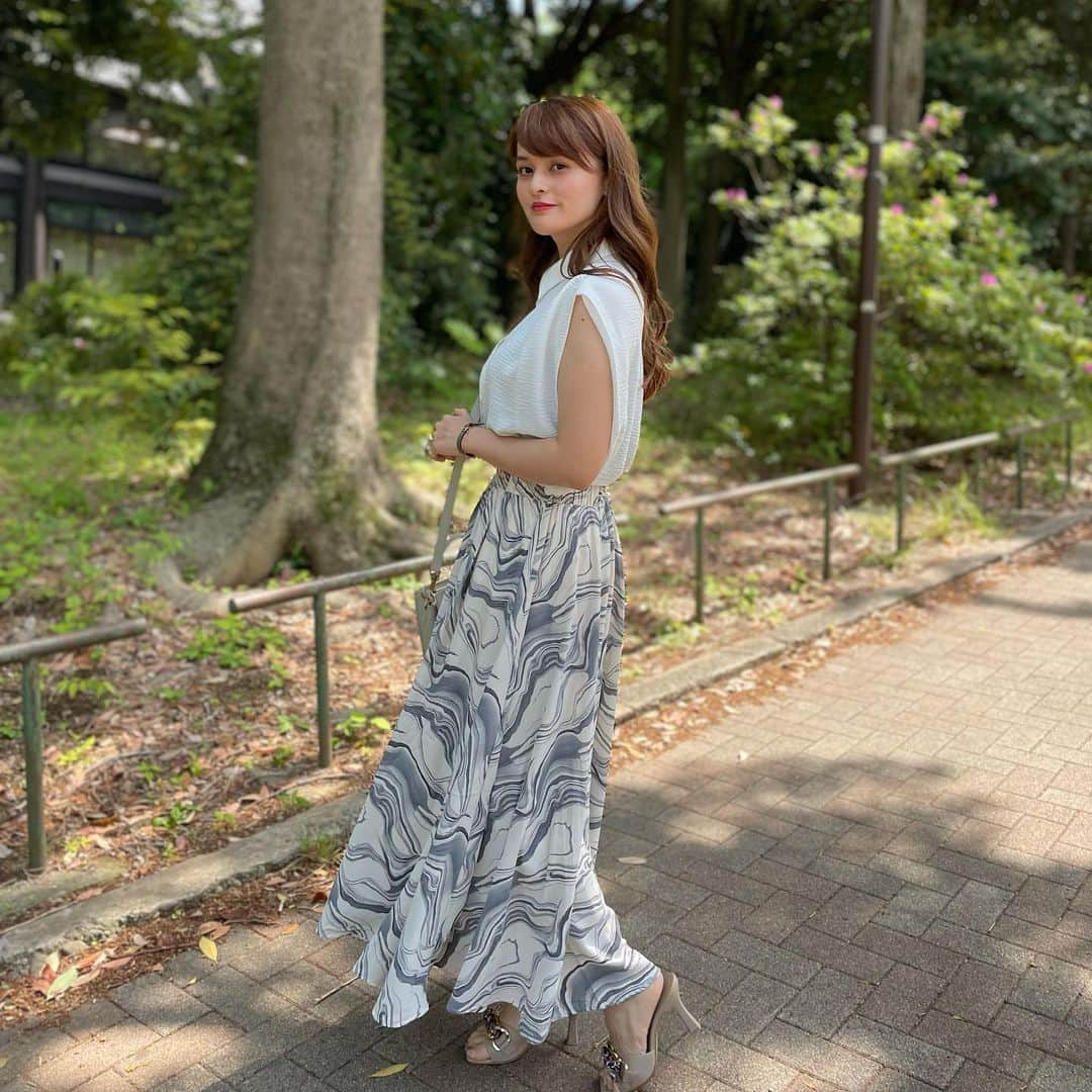 奥山夏織さんのインスタグラム写真 - (奥山夏織Instagram)「みなさま楽しいGWをお過ごしでしょうか？✨私はゴルフをしたり親しい人とご飯をしたりなどのんびりGWの予定です❤️ 今日は可愛い(@kuih_store )のスカートをご紹介♪ ・ マーブルPTギャザースカート(ブラック) このスカート本当に可愛くてデートや仕事に使えて、このスカートだけで上品レディにしてくれます❣️シワになりにくそうで柄があるのでシワが目立たないマーブル柄なので旅行にも持って行きやすそう！ GW限定のセールを実施しているみたいなのでどこにも行かずお暇な方はチェックしてみて下さい❤️あとセール商品にも使えるクーポンが4/28に行われたインスタライブのアーカイブからゲットできるみたいなのでそちらもチェックしてみてね♪ (@kuih_store) ・・・ #kuih #クイ #kuihスト #kuihst  #instafashion #fashion #coordinate #ファッション #コーディネート#olコーデ #痩せて見えるコーデ #細見えコーデ #155cmコーデ #低身長 #低身長コーデ #低身長コーディネート」5月3日 15時48分 - okuyama_kaori