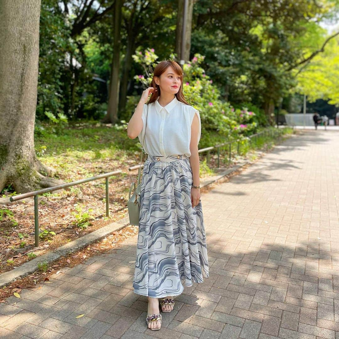 奥山夏織さんのインスタグラム写真 - (奥山夏織Instagram)「みなさま楽しいGWをお過ごしでしょうか？✨私はゴルフをしたり親しい人とご飯をしたりなどのんびりGWの予定です❤️ 今日は可愛い(@kuih_store )のスカートをご紹介♪ ・ マーブルPTギャザースカート(ブラック) このスカート本当に可愛くてデートや仕事に使えて、このスカートだけで上品レディにしてくれます❣️シワになりにくそうで柄があるのでシワが目立たないマーブル柄なので旅行にも持って行きやすそう！ GW限定のセールを実施しているみたいなのでどこにも行かずお暇な方はチェックしてみて下さい❤️あとセール商品にも使えるクーポンが4/28に行われたインスタライブのアーカイブからゲットできるみたいなのでそちらもチェックしてみてね♪ (@kuih_store) ・・・ #kuih #クイ #kuihスト #kuihst  #instafashion #fashion #coordinate #ファッション #コーディネート#olコーデ #痩せて見えるコーデ #細見えコーデ #155cmコーデ #低身長 #低身長コーデ #低身長コーディネート」5月3日 15時48分 - okuyama_kaori