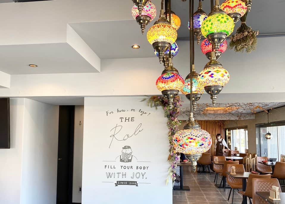 ボートレース宮島さんのインスタグラム写真 - (ボートレース宮島Instagram)「． Cafe Rob（宮島口）𓌉◯𓇋 ‎ ． 宮島口のフェリー乗り場のすぐそばにある「Cafe Rob」☕️ 昨年の夏にオープンした台湾パンケーキの専門店です𓌉🥞𓇋 ‎ ． 写真は「こぼれ苺のパンケーキ」と「プレーンパンケーキ」🥞🍓 焼きたてふわっふわのしゅわしゅわ食感のパンケーキに生クリームとソフトクリームは相性ぴったり🥰✨ 盛り付けも可愛くて、目で見ても食べても楽しめる大満足なパンケーキです🥞 ． 他にも、パンケーキで作られた洋風どら焼き「パンどら」や「タピオカドリンク」など魅力的なメニューがたくさん♩ テイクアウトも出来ます🛍 店内からは宮島が見えて、大鳥居が見える席も🚢⛩ 宮島観光やボートレース宮島に来られた時にはぜひ😋 ． ． #ボートレース宮島 #ボートレース #boatrace #モンタ  #カフェロブ #台湾パンケーキ #パンケーキ #台湾スイーツ #カフェ #喫茶店 #宮島口 #宮島口カフェ #広島 #hiroshima」5月29日 12時00分 - boatrace_miyajima