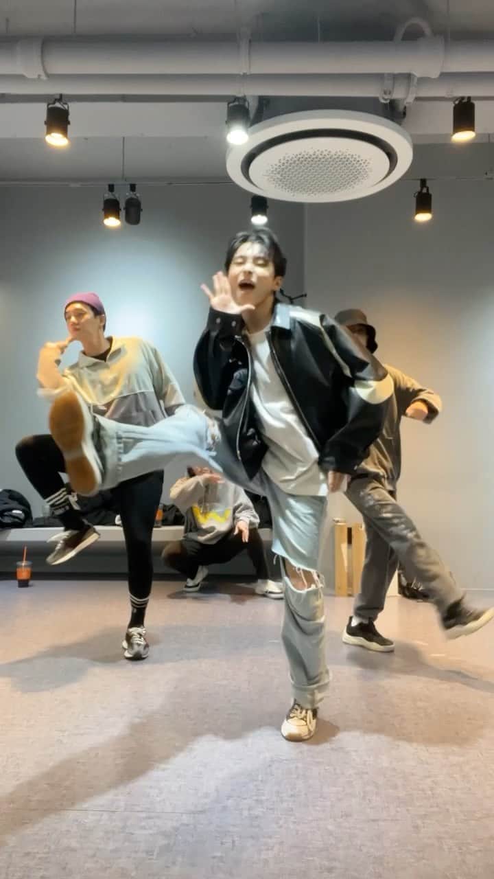 キム・ソンリのインスタグラム：「#릴스 #reels #fyp #fypシ  5.6, 5.7 광명AK몰 아이벡스 스튜디오 공연 #많관부」
