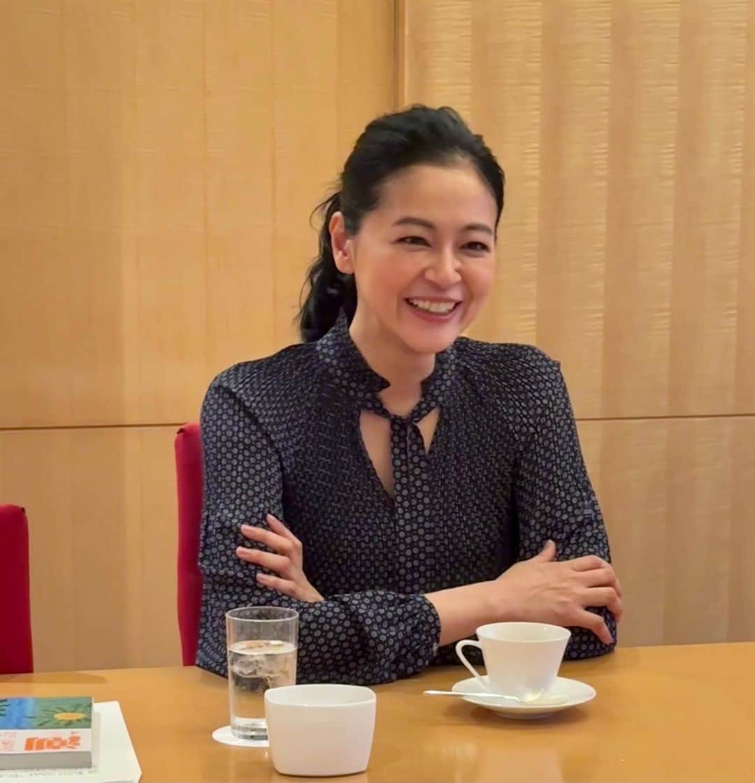 黒谷友香のインスタグラム：「皆さん、こんにちは🤗 東京は良く晴れてるよ〜！ 今日はある番組収録後に、本屋さんにぶらり立ち寄ったけど、美味しそうなパンの香りに誘われて気が付いたら本は買わずに先にパンを買ってしまった（笑）  昨日5/2、発売になった「潮」6月号も発売されてるので、皆さんもお休みで本屋さんに立ち寄ったら是非チェックしてみてネ〜！ テーマはズバリ、観光をもっと盛り上げていくにはどうしたら良いか？です。  最近、海外からの観光客の方も増えて嬉しいですよね☺️ 日本人もゴールデンウィークで、沢山の方が海外旅行に出掛けているニュースもあって、盛り上がってきたなぁという感じがしますが、皆さんゴールデンウィークはどこか旅行に行ったりしますか？ 私も温泉とか、ハワイ🌴に行きたいよぅぅぅ🌞😆✈️🛤✨  実は去年の11月から、国土交通省の交通政策審議会観光分科会の臨時委員を務めさせていただいてます。 観光を活性化していく為にどうすれば良いかなどを話し合う大変重要な会で、身が引き締まる思いで参加させていただいています！  「潮」6月号、是非チェックしてみてネ☺️  #ralphlauren#poloralphlauren#乗馬#馬#東京#tokyo#sdgs#ログハウス#着物#ハーブ#地球温暖化#ガーデニング#LOVOT #ラボット#mediaid#diy#日本#日産 #nissan#EV#日産ariya#ai#大鵬薬品工業#バップフォーレディ#エビス#プレミアムケアハブラシ#いち瑠#黒谷友香」
