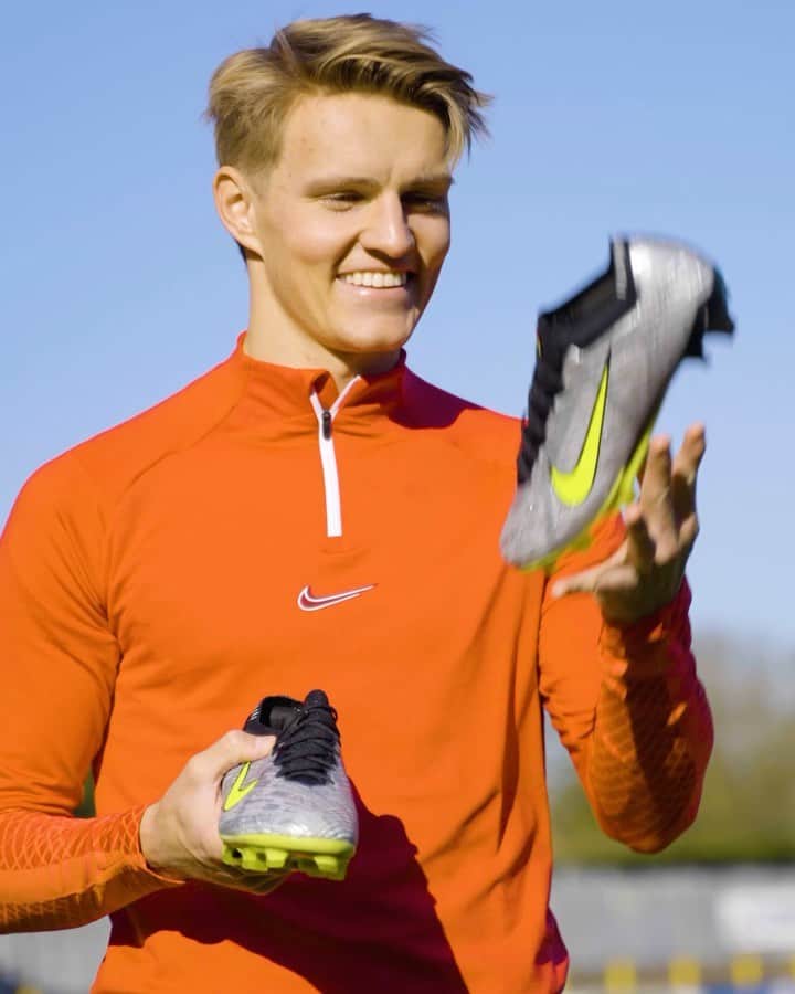 マルティン・ウーデゴールのインスタグラム：「Stand out on the pitch while celebrating the history of game-changing speed like @odegaard.98, in the Mercurial 25. #nikefc #teamnike  📸  @unisportstore」
