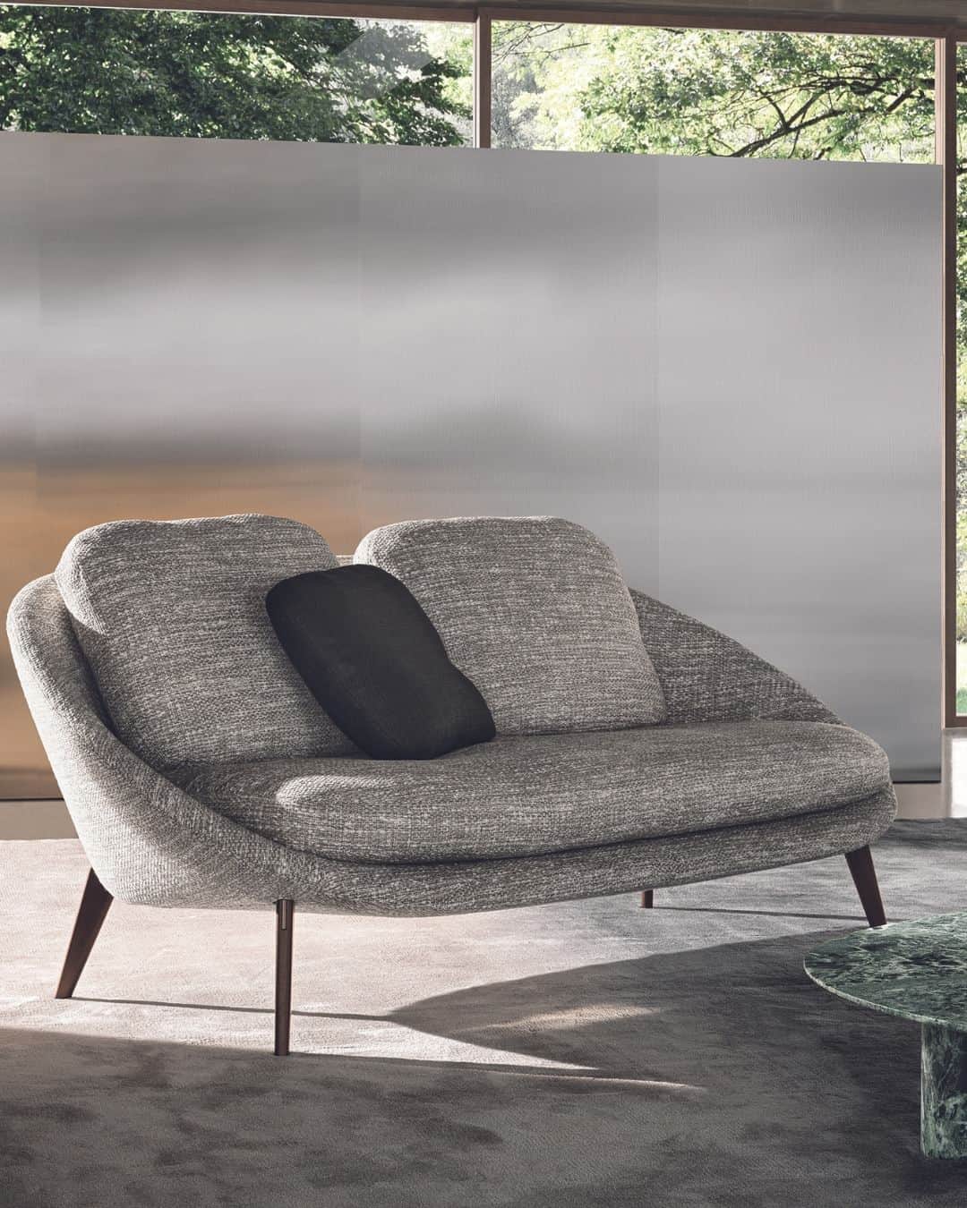 Minotti Londonさんのインスタグラム写真 - (Minotti LondonInstagram)「The welcoming nest shape of the Lido family of seats by Italian-Danish duo @gamfratesi is the hallmark of its design.   The curved silhouette that outlines the body on which the padding of the seat sits now also comes in a two-seater sofa version: a compact furnishing piece, ideal for both home and Hospitality spaces.   The design, inspired by the 1950s, recalls the typical stylistic marks of Brutalist architecture, here softened by the masterful use of textured fabrics and comfortable, ergonomic cushions.   Tap the link in our bio to explore the Lido Sofa.  #minotti #luxuryfurniture #interiordesign #madeinitaly #luxurysofa #sofadesign #sofa #livingroomdecor #livingroomideas #livingroomdesign #gamfratesi」5月3日 16時00分 - minottilondon