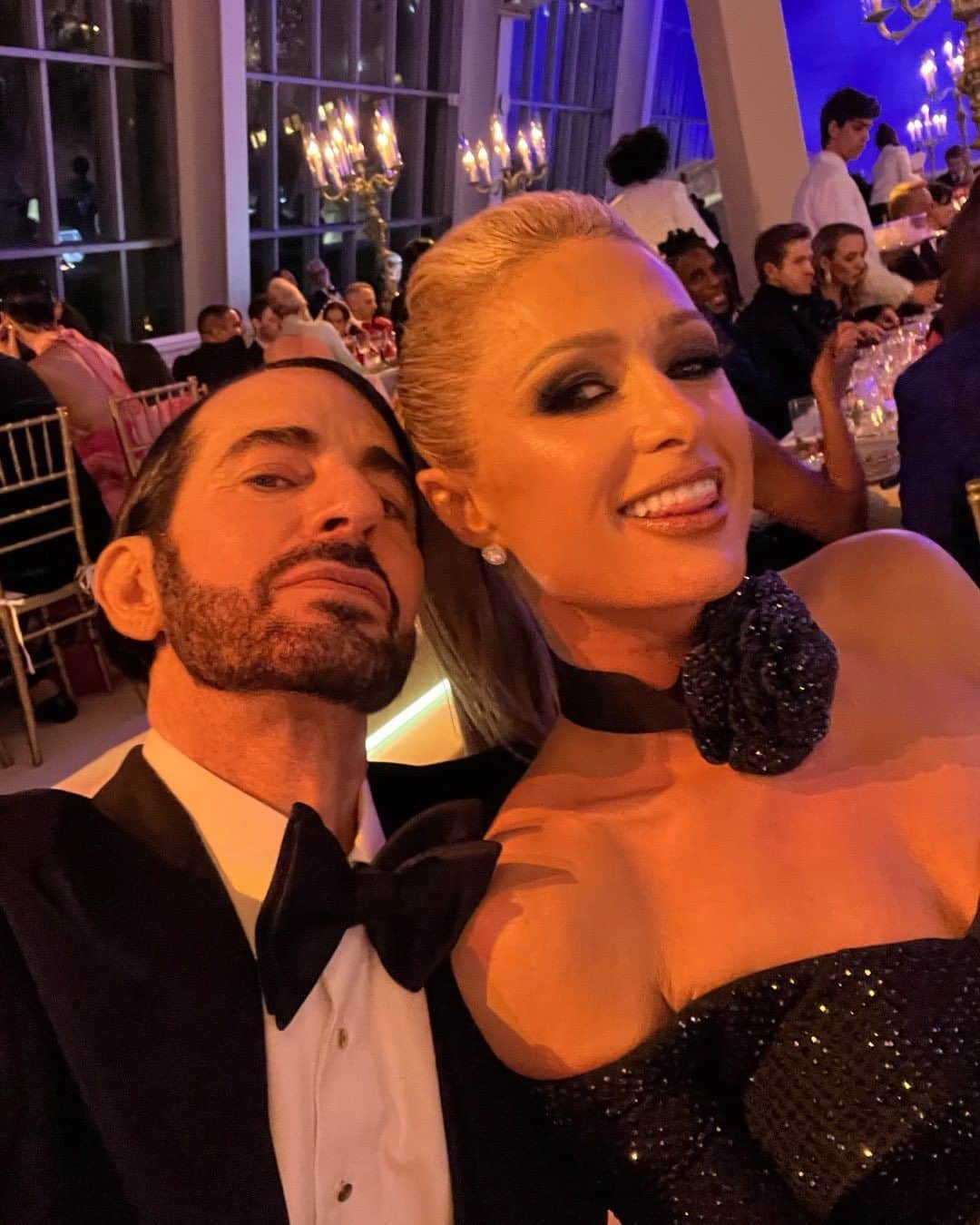 マーク・ジェイコブスさんのインスタグラム写真 - (マーク・ジェイコブスInstagram)「hot  @parishilton   #metdate #forbiddenselfie #newfriend #somuchfun #gratefulnothateful」5月3日 21時36分 - themarcjacobs