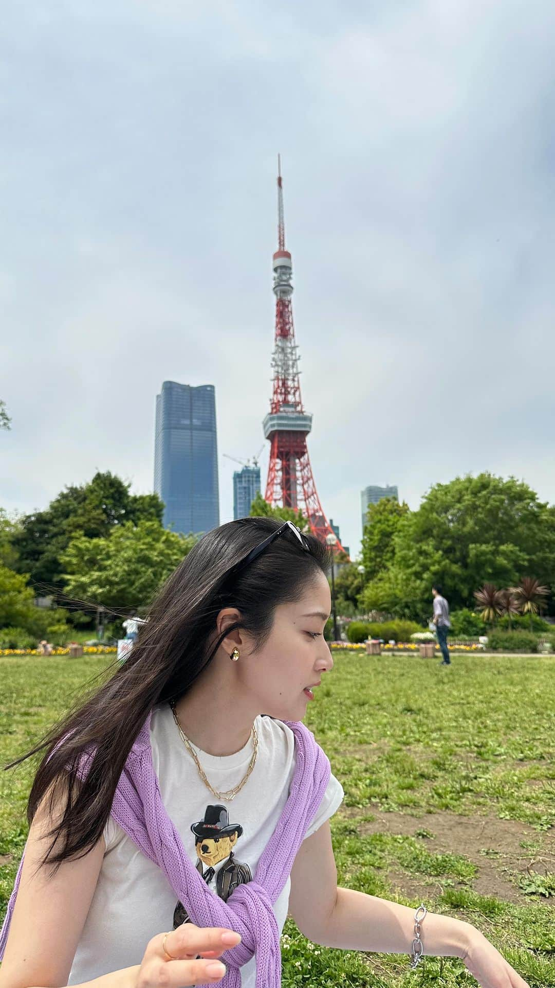 熊谷江里子のインスタグラム：「お天気良かったからピクニック🧺 サンドイッチ作って持って行った◎ GWなにする？？♡  #ピクニック#ピクニックランチ#ピクニックコーデ #ポロラルフローレン #ポロベア#カジュアルコーデ#カジュアルコーディネート」