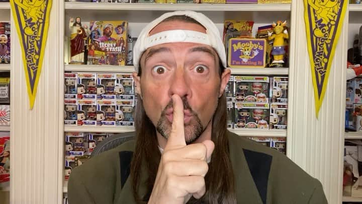 ケヴィン・スミスのインスタグラム：「SATURDAY NIGHT at @smodcastlecinemas! Join me & @jaymewes as we watch our 2001 cult classic comedy @jayandsilentbob STRIKE BACK! Then stick around afterwards for a curious Q&A or take pics with us as ourselves OR in our character costumes! Every ticket comes with a vintage photo signed by me & Jay! ONLY 10 TICKETS LEFT! Get them at the link in my bio or at SmodcastleCinemas dot com! #KevinSmith #jasonmewes #smodcastlecinemas #jayandsilentbob #jayandsilentbobstrikeback」