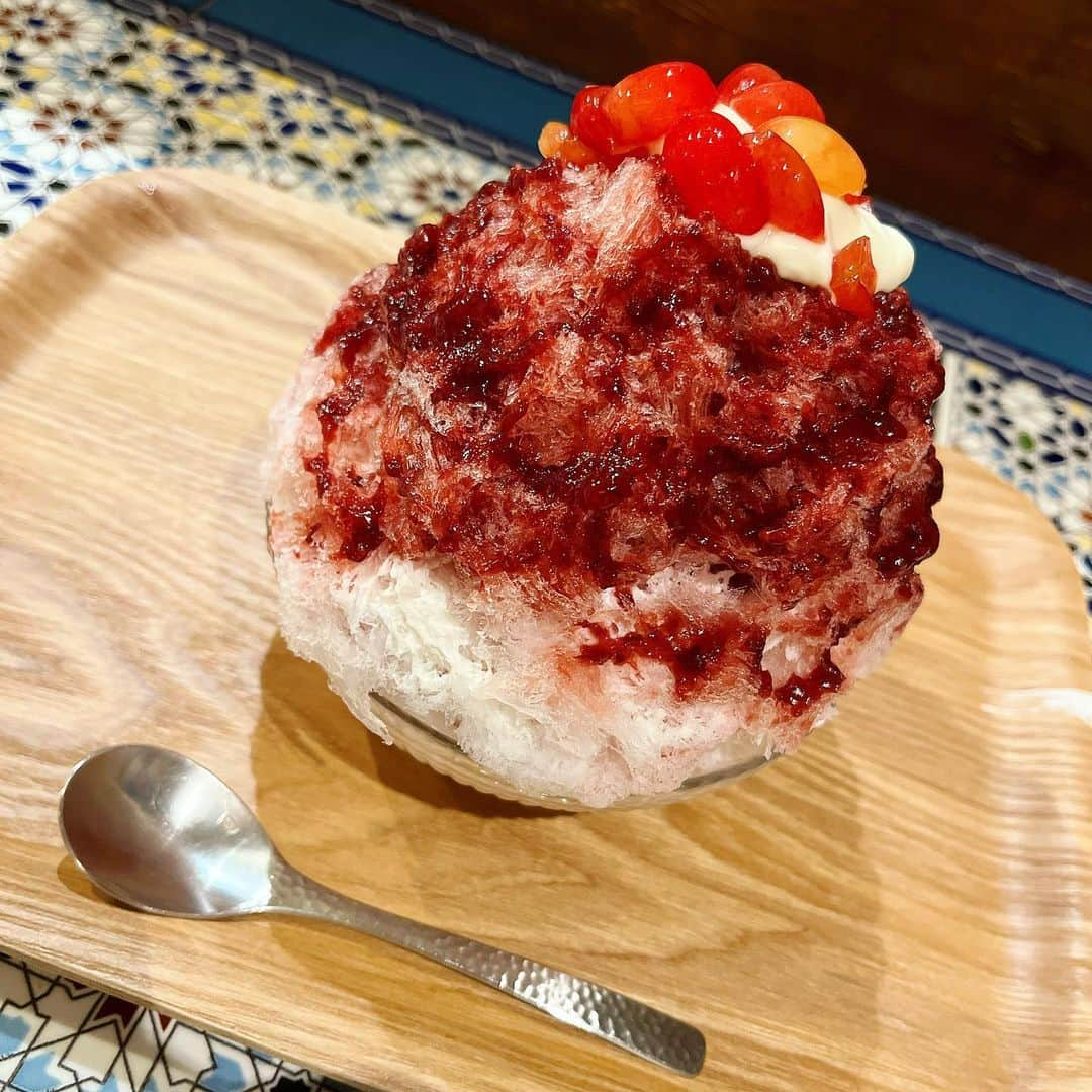 白河雪菜のインスタグラム：「#千駄木 の #sota さんで#氷活  アメリカンチェリー&さくらんぼ🍧 ベースはヨーグルトにしました☺︎  すごくさっぱり〜 サイズも小さめだったのでぺろりと完食😋  はしごおりしたかったけど時間の都合で今日は1軒だけ〜 また明日行こうかな〜  #東京かき氷 #かき氷 #かきごおりすと  #かきごーらー #かき氷好きな人と繋がりたい  #千駄木sota #千駄木グルメ」