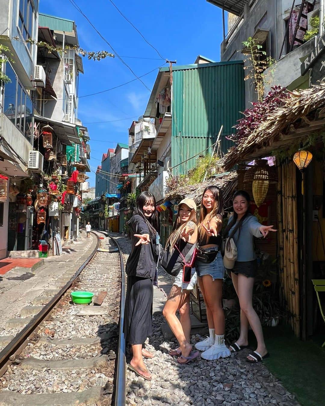 Akiのインスタグラム：「. 🚃 . . . . . . . . . .  #ベトナム #ハノイ #ベトナム旅行 #ハノイ旅行 #vietnam #hanoi #vietnamtravel #🇻🇳 #girlstrip #asiagirl #女子旅 #海外旅行 #hanoitrainstreet #trainstreet #トレインストリート #ハノイトレインストリート」