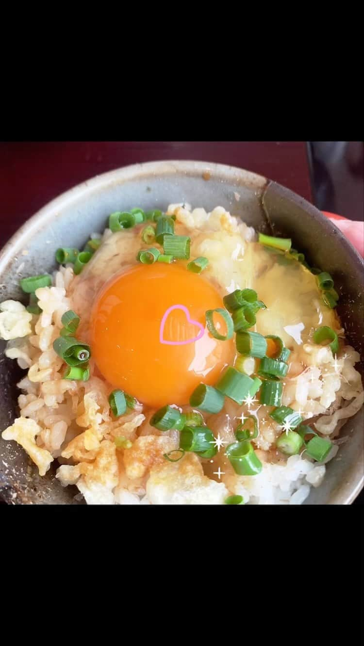 佐藤康恵のインスタグラム：「おうどんデート❤️ 『やっちゃん、ホントに麺好きだね❣️』ってみさとちゃんに言われてしまった😂😘 @misato0221cat は舞台で共演してから、私のマッサージを受けに来てくれる💖ありがと🥰  GW、皆んなは何してるのかなぁ🎵  🌟YouTube🌟 Yasue Sato Music⬇️ 「ヘテロパナックス」 https://youtu.be/K9mhIFdyCuw 2022年10月26日（水）リリース！ 配信/販売リンク： https://big-up.style/40iRjkPYBq モデル/女優の佐藤康恵が２年ぶりに配信シングル第3弾「ヘテロパナックス」をデジタルリリース。　女優としても新たなステージに立つ佐藤康恵の新曲は、彼女の新たな幕開けとなるエレクトロサウンド。一目惚れが花言葉の「ヘテロパナックス」のように、希望に満ちあふれた楽曲に仕上がっている。MV制作はシロタコウジが担当。  佐藤康恵のYouTubeチャンネル 『佐藤康恵のなちゅライフ♡♪』はこちら⬇️ https://youtube.com/channel/UC0CBTq9URDeZqorxja02TAw よろしくお願いしなちゅ💋  #子育て康恵ママ #自然　#飯能　#ムーミンのいる街　#摩訶不思議　#sweetsweet #yasuesatomusic #youtuber #yasuesato #佐藤康恵 #actress #ウルトラマン #アクション #japanesegirl #singer #model #ysluxury #smile #garo #jyabi #邪美 #daikanyama #日本の女優」