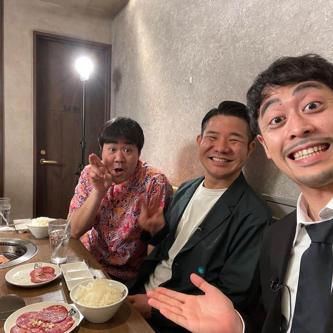 都留拓也さんのインスタグラム写真 - (都留拓也Instagram)「おーい、若手のみんなー、カメリハ頑張ってたらちゃんと使ってくれるぞー！！  ①5年前に通い詰めたお陰で早押しの基礎があったぞー！ ②スタイリストさんが初めてついておしゃれだったぞー！ ③しゃもじさんと3人で牛角を楽しむ最高のロケしたぞー！ ④しゃちさん、実は色々あってネタ部分撮り直しになってちょっと凹んでたぞー！ ⑤ねんねんさん、一言もセリフなかったぞー！ ⑥⑦武田信玄のフルコス用意してもらえたぞー！ ⑧このネタの直前でレッツゴーよしまささんがスタジオを感動に包んで、やりづらかったぞー！ ⑨なんかユニットライブみたいでいい写真だぞー！ ⑩ジグロの単独ライブの配信販売されたらしいぞー！  #ミラクル9 #くりぃむしちゅー #ZAZY #平成ノブシコブシ #吉村崇 #トレンディエンジェル #宮崎美子 #那須雄登 #井桁弘恵 #えなりかずき #岡田紗佳 #野間口徹 #三田寛子 #中村歌之助 #石原良純　#しゃもじ #牛角 #よじごじDays #ものまねグランプリ」5月3日 21時35分 - tsu_ru_rururu666