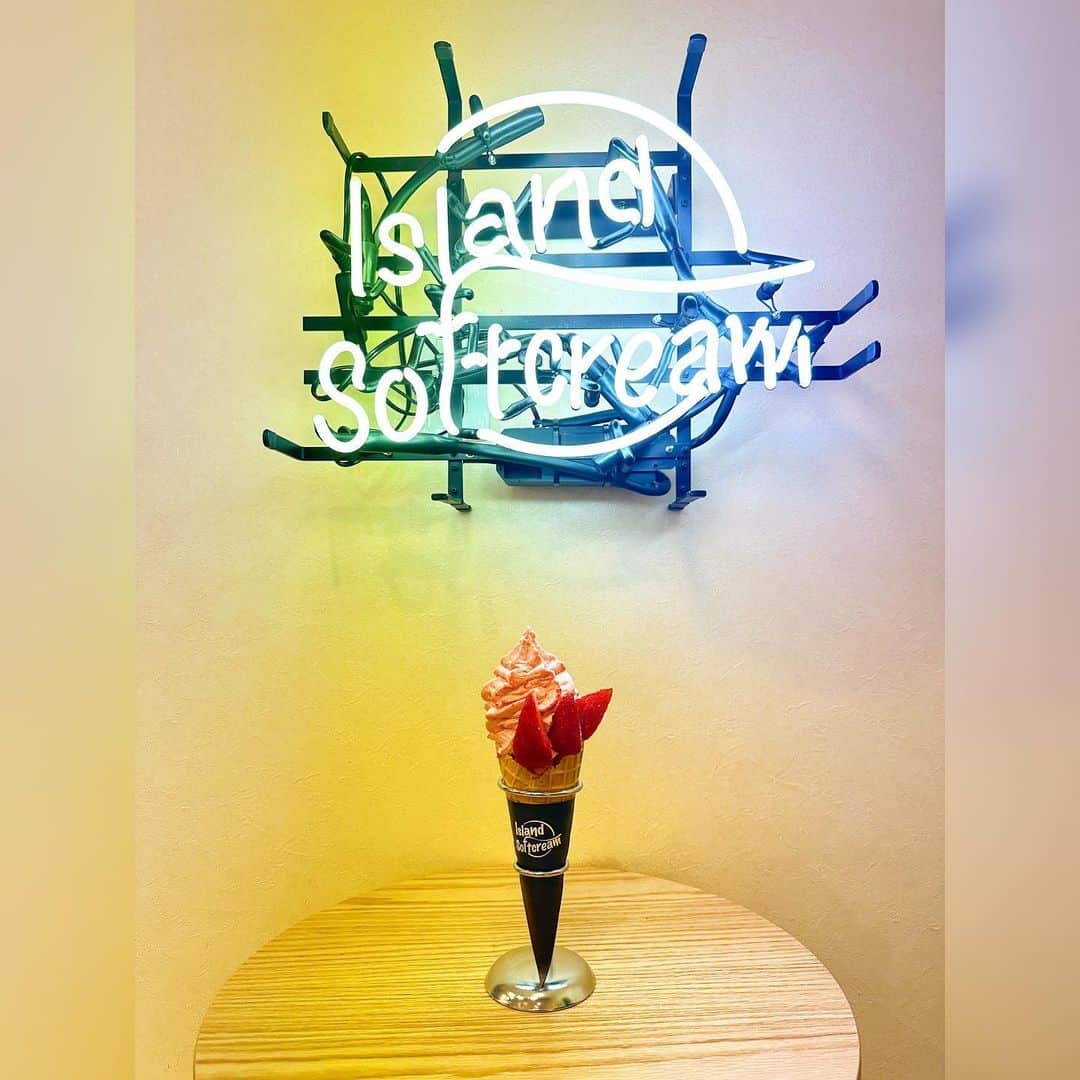 宮原華音さんのインスタグラム写真 - (宮原華音Instagram)「凛さんとりんさんと アイス食べた日🍨  大好きなイチゴ乗ってて アイスもしっかりイチゴの味して さいこうすぎました🤩  プライベートでも遊んでくれて お揃いのもの買ったり こんなに優しくて面白くて 素敵な先輩たちが大好きです🩷💛 いつもありがとうございます😙  @island_softcream #まるごとソフト #自由が丘スイーツ #新感覚ソフトクリーム #フードロス削減 #自由が丘テイクアウト #東横線スイーツ #IslandSoftcream #自由が丘カフェ」5月3日 21時35分 - miyahara_kanon