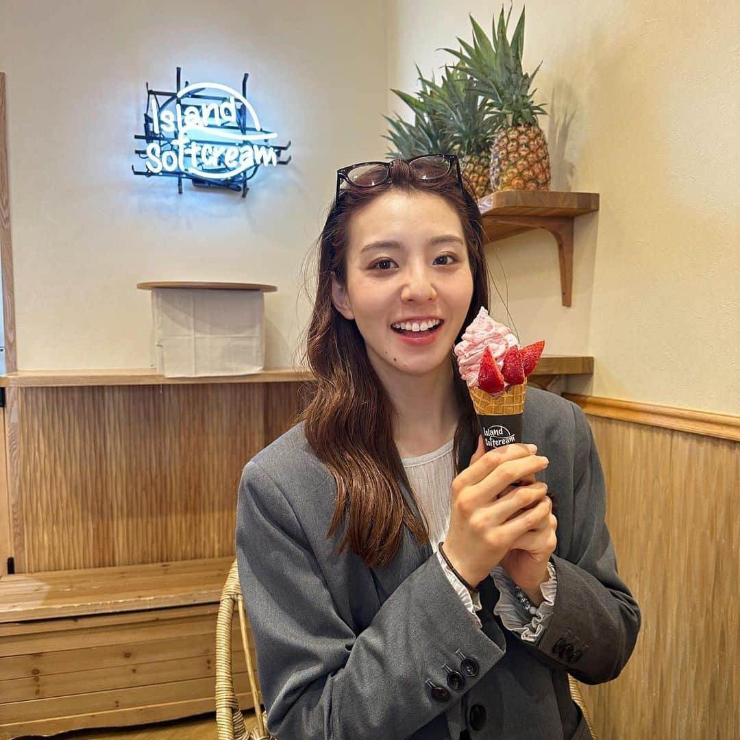 宮原華音さんのインスタグラム写真 - (宮原華音Instagram)「凛さんとりんさんと アイス食べた日🍨  大好きなイチゴ乗ってて アイスもしっかりイチゴの味して さいこうすぎました🤩  プライベートでも遊んでくれて お揃いのもの買ったり こんなに優しくて面白くて 素敵な先輩たちが大好きです🩷💛 いつもありがとうございます😙  @island_softcream #まるごとソフト #自由が丘スイーツ #新感覚ソフトクリーム #フードロス削減 #自由が丘テイクアウト #東横線スイーツ #IslandSoftcream #自由が丘カフェ」5月3日 21時35分 - miyahara_kanon