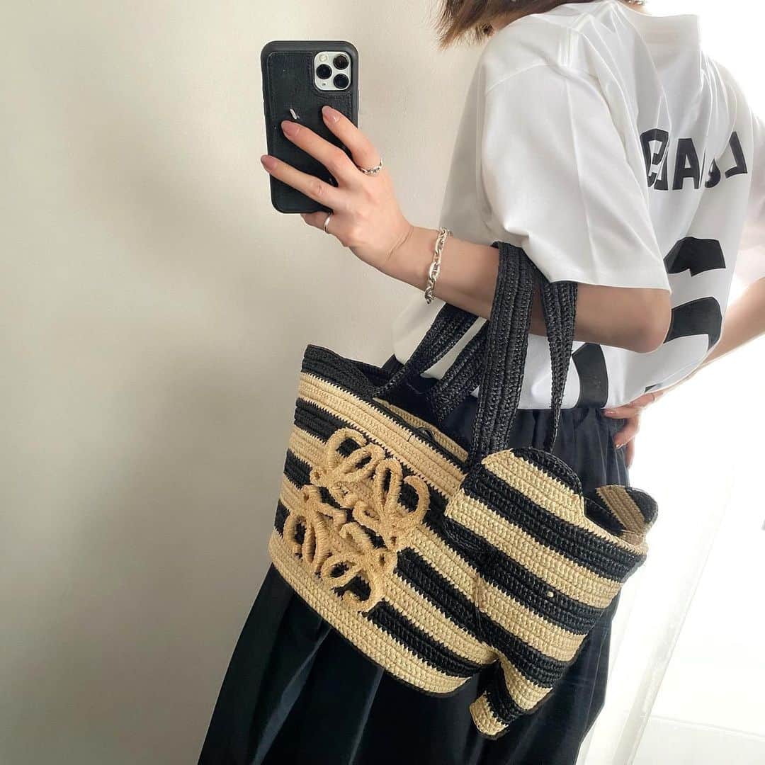 mimimi.amのインスタグラム：「Wᴇᴅɴᴇsᴅᴀʏ...  バルーンスカート+象さん。  甘くなり過ぎないよう… バックプリントてどーでしょ。  急展開なお局退職事件に ひとり心痛めまくりなわたくし😂  お局自身より参ってるのではないだろうか…😂 #なぜ #心を鬼にするって難しすぎる #世の中たのしいたのしいゴールデンウィーク #職場物語  象さんに癒されるのだ🐘🐘🐘🐘🐘  #loewe#ロエベ#madisonblue#マディソンブルー  #noble#ノーブル」