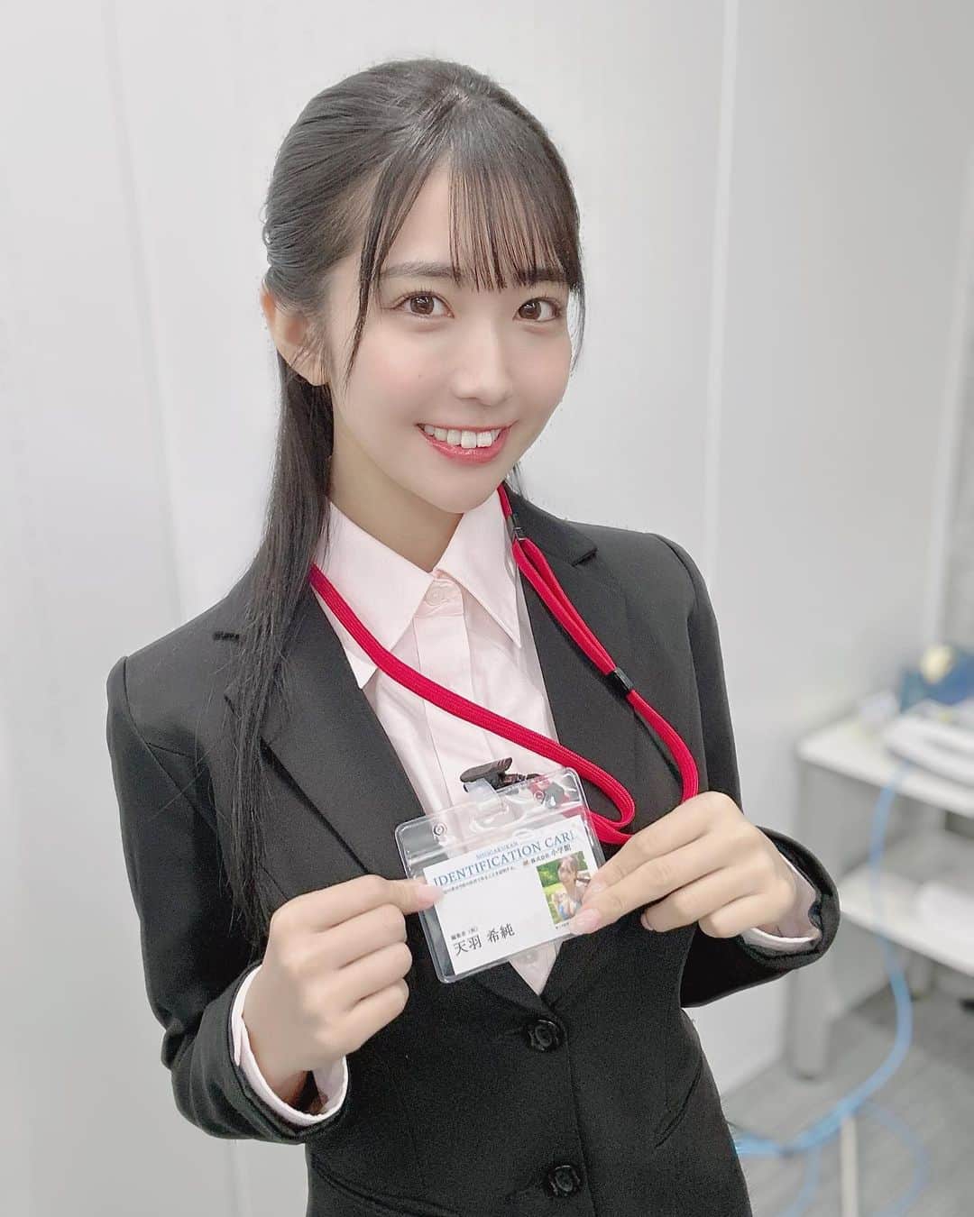 天羽希純のインスタグラム：「【重大告知👙】  5/19㈮発売の『ヤングガンガン』の表紙をさせて頂きます！  みんなの凄まじい応援のおかげでこんなにすぐおかわり表紙をさせて頂けて…🥲うれしい！  今回はOLのオンとオフというテーマで、天羽OLがあんなことやこんな…(ry  フェチすぎるので楽しみにしててね😘  #スーツ #新入社員 #OL #ヤングガンガン」