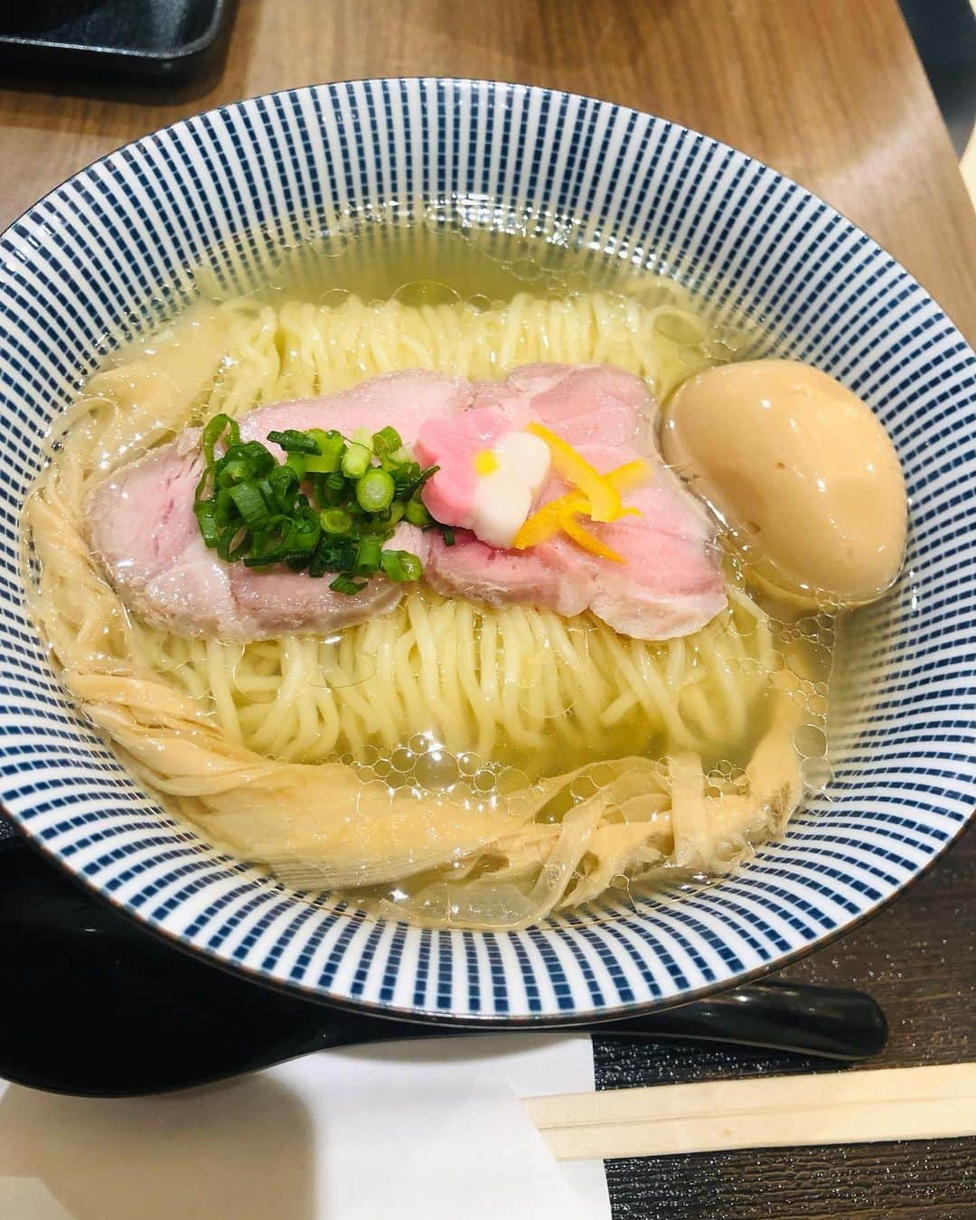 紺野ミクさんのインスタグラム写真 - (紺野ミクInstagram)「フードコート大好き🤭💕ラーメンも食べるしデザートも食べていい？🤤  Do you like Japanese ramen?🥰💖 . . 北千住駅からすぐ🚶‍♀️千住ミルディス1F 【鯛塩そば 灯花】さん(@ramen_toka )の「味玉鯛塩らぁ麺」🍜💕食べてきました✨  店舗もたくさんあり、数々の賞を受賞している「灯花」さんのラーメン🏅   愛媛県の新鮮真鯛を贅沢に使用した出汁は本っ当に美味しかった😋塩スープの中に鯛のうま味が広がって、あっさりしすぎてないとこが好みでした🤭  味玉もトロットロでそれだけでお酒飲める美味しさだった🥹🥚  有名なお店のラーメンがフードコートで食べれるのって幸せ🤤店舗もたくさんあるのでぜひ行ってみて～❣️  あと北千住ってとても雰囲気好きだ💜なんか落ち着く☺️ . . . PR @ramen_toka #鯛塩ラーメン #北千住グルメ #灯花 #鯛塩そば灯花 #北千住ラーメン  #鯛塩つけ麺  #鯛茶漬け  #北千住  #ラーメン  #ラーメン好きな人と繋がりたい #ラーメン女子 #フリーモデル #東京カメラ部 #セクシー #グラビアモデル #美脚 #モデル #instalike #Shooting #followme #love #sexy #pretty #model #japanesegirl #portraits_ig #asianbeauty #instadaily #섹시」5月3日 16時22分 - konnomiku