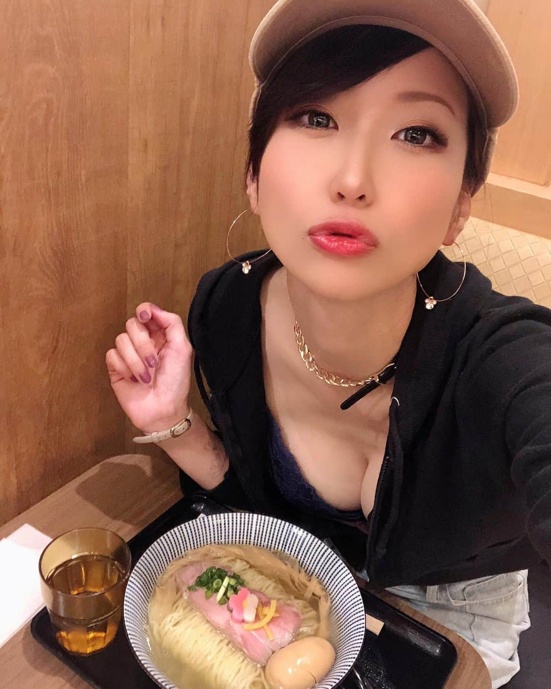 紺野ミクさんのインスタグラム写真 - (紺野ミクInstagram)「フードコート大好き🤭💕ラーメンも食べるしデザートも食べていい？🤤  Do you like Japanese ramen?🥰💖 . . 北千住駅からすぐ🚶‍♀️千住ミルディス1F 【鯛塩そば 灯花】さん(@ramen_toka )の「味玉鯛塩らぁ麺」🍜💕食べてきました✨  店舗もたくさんあり、数々の賞を受賞している「灯花」さんのラーメン🏅   愛媛県の新鮮真鯛を贅沢に使用した出汁は本っ当に美味しかった😋塩スープの中に鯛のうま味が広がって、あっさりしすぎてないとこが好みでした🤭  味玉もトロットロでそれだけでお酒飲める美味しさだった🥹🥚  有名なお店のラーメンがフードコートで食べれるのって幸せ🤤店舗もたくさんあるのでぜひ行ってみて～❣️  あと北千住ってとても雰囲気好きだ💜なんか落ち着く☺️ . . . PR @ramen_toka #鯛塩ラーメン #北千住グルメ #灯花 #鯛塩そば灯花 #北千住ラーメン  #鯛塩つけ麺  #鯛茶漬け  #北千住  #ラーメン  #ラーメン好きな人と繋がりたい #ラーメン女子 #フリーモデル #東京カメラ部 #セクシー #グラビアモデル #美脚 #モデル #instalike #Shooting #followme #love #sexy #pretty #model #japanesegirl #portraits_ig #asianbeauty #instadaily #섹시」5月3日 16時22分 - konnomiku