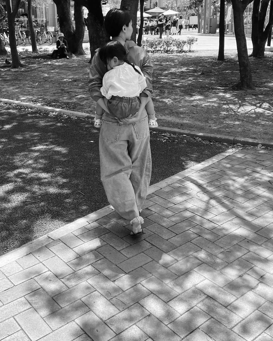 Hiromi Ｍaedaのインスタグラム：「のんびりなGWのはじまり🙋🏻‍♀️  公園日和で気持ちいい♡  #ゴールデンウィーク」