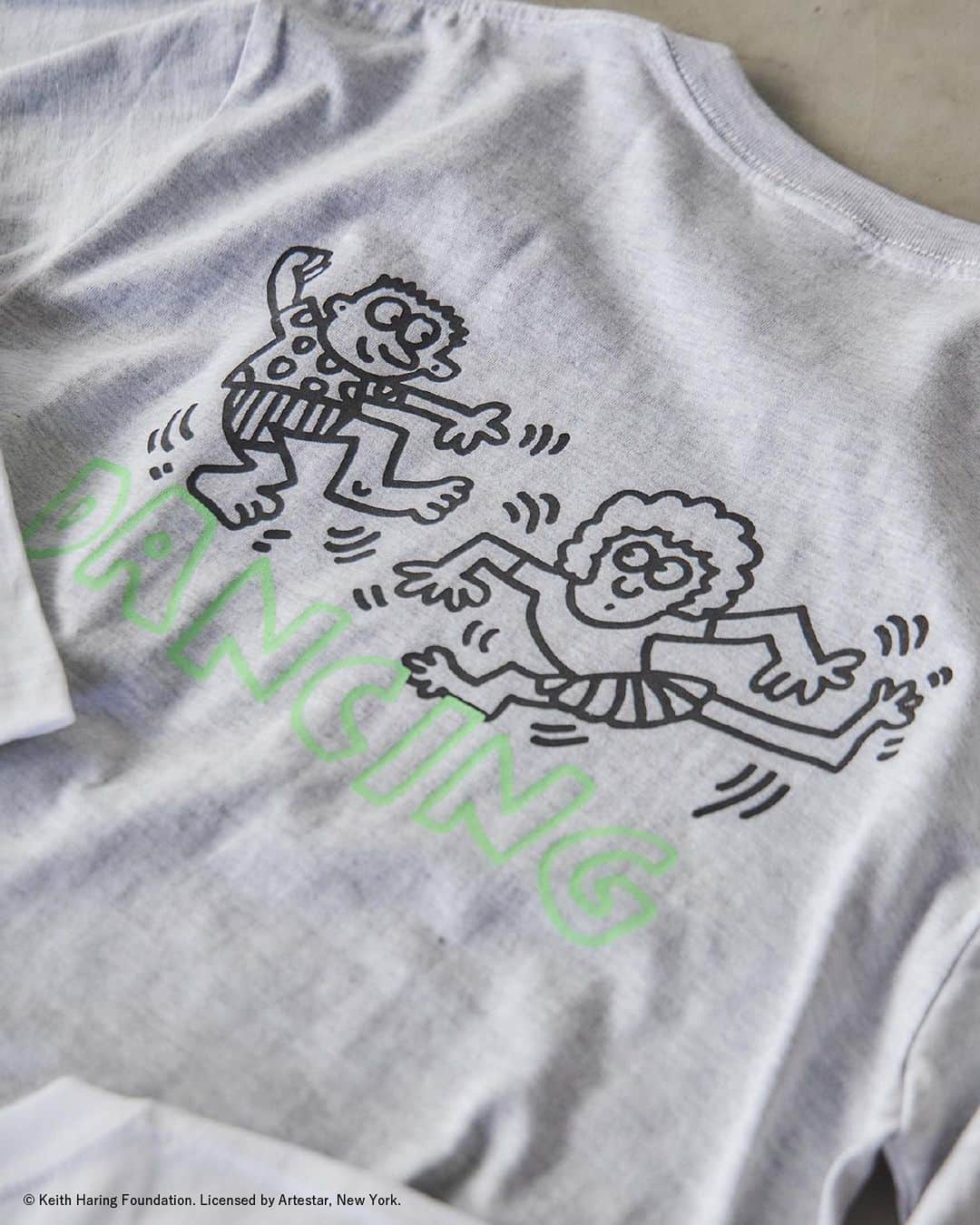 Green Parks(グリーンパークス) さんのインスタグラム写真 - (Green Parks(グリーンパークス) Instagram)「【Keith Haring】 ストリートアートの先駆者であり 1980年代アメリカの代表的アーティストである 「キース・へリング」。  Green Parksから、 キース・へリングの描いた 絵本の中のキャラクターを用いた 別注Ｔシャツが登場!  ☑アイテム詳細は画像をタップしてCHECK  #GreenParks #グリーンパークス #キースへリング #KeithHaring #グラフィックTシャツ #グラフィックT  stripe_intl」5月3日 16時23分 - green_parks