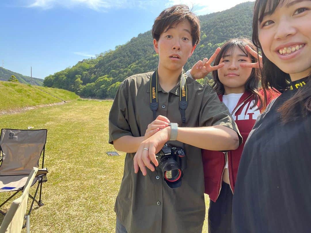 のインスタグラム：「普通にシャッター押した人と タブルピースしてる人と AppleWatchでシャッター切ろうと思ってシャッター押されたことに気づいてない間抜けな人🤷🏻‍♂️」