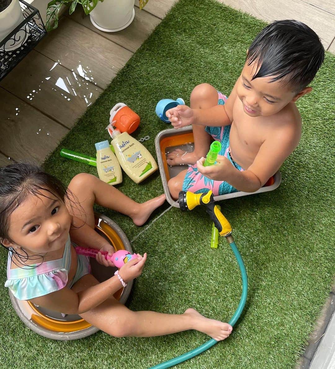 Iya Villaniaさんのインスタグラム写真 - (Iya VillaniaInstagram)「Bath time is fun anytime, anywhere! Even if it’s on the balcony in the middle of some water play to beat the heat 😂 Babyflo’s Oatmeal Bath keeping the kiddos clean, moisturized and happy 💙   Available in Philusa Online Store: https://store.philusa.com.ph/collections/babyflo」5月3日 16時37分 - iyavillania