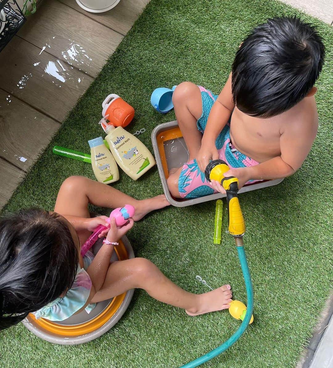 Iya Villaniaのインスタグラム：「Bath time is fun anytime, anywhere! Even if it’s on the balcony in the middle of some water play to beat the heat 😂 Babyflo’s Oatmeal Bath keeping the kiddos clean, moisturized and happy 💙   Available in Philusa Online Store: https://store.philusa.com.ph/collections/babyflo」