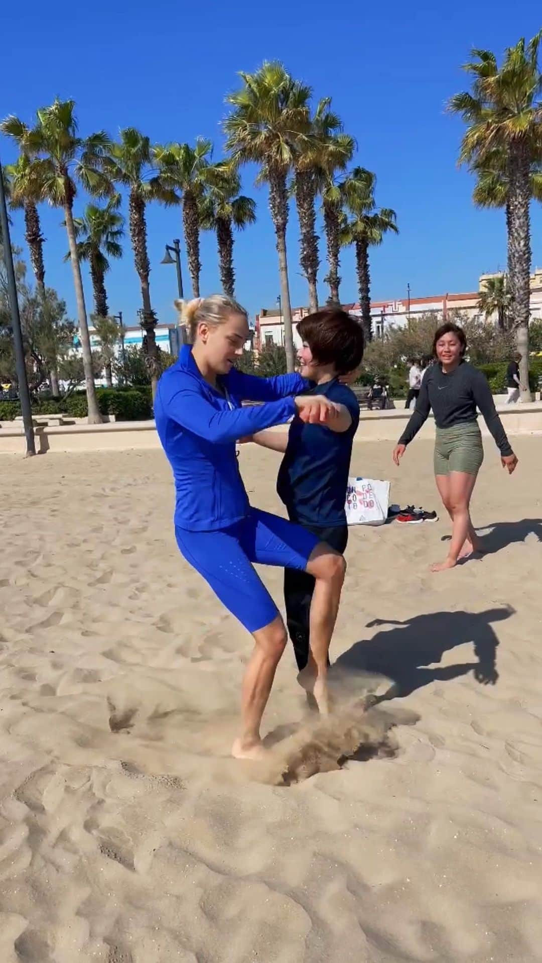 ダリア・ビロディドのインスタグラム：「Training on the beach🏝️ #training #beach #adidas」