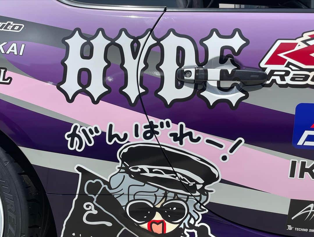 黒岩唯一さんのインスタグラム写真 - (黒岩唯一Instagram)「HYDEさんとのコラボ企画 黒岩GR86ワンメイクレース。実車カラーリング完成しました！！ いかがですか？ かなりかっこいいですね。 また、HYDEさんイラスト可愛いです！！ 開幕戦SUGOでデビューです。 お時間ある方は、サーキットに見にきてください。 黒岩が、おもてなし致します！！笑  #hyde  #toyotagazooracing  #koneracing  #フロンティアの介護  #池戸製作所  #atex  #中日仮設  #三和サービス  #lumnox  #bride #yokohamawheel  #oguraclutch  #advics  #araihelmet  #lubross  #黒岩唯一」5月3日 16時46分 - tadakazukuroiwa